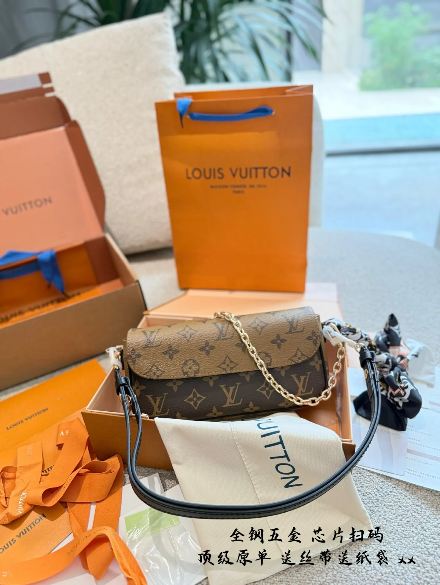 p245 升级版 全钢五金 WALLET ON CHAIN IVY手袋 专柜¥104,200 Lv新款ivy 5月8号.上市啦 全新配色腋下包ivy重出江湖 采用反转色的包盖设计搭配黑色的肩带 升级后的ivy没有了vivien 黄色牛皮 对比老花植糅革配色,更加的耐造和使用哦~❷