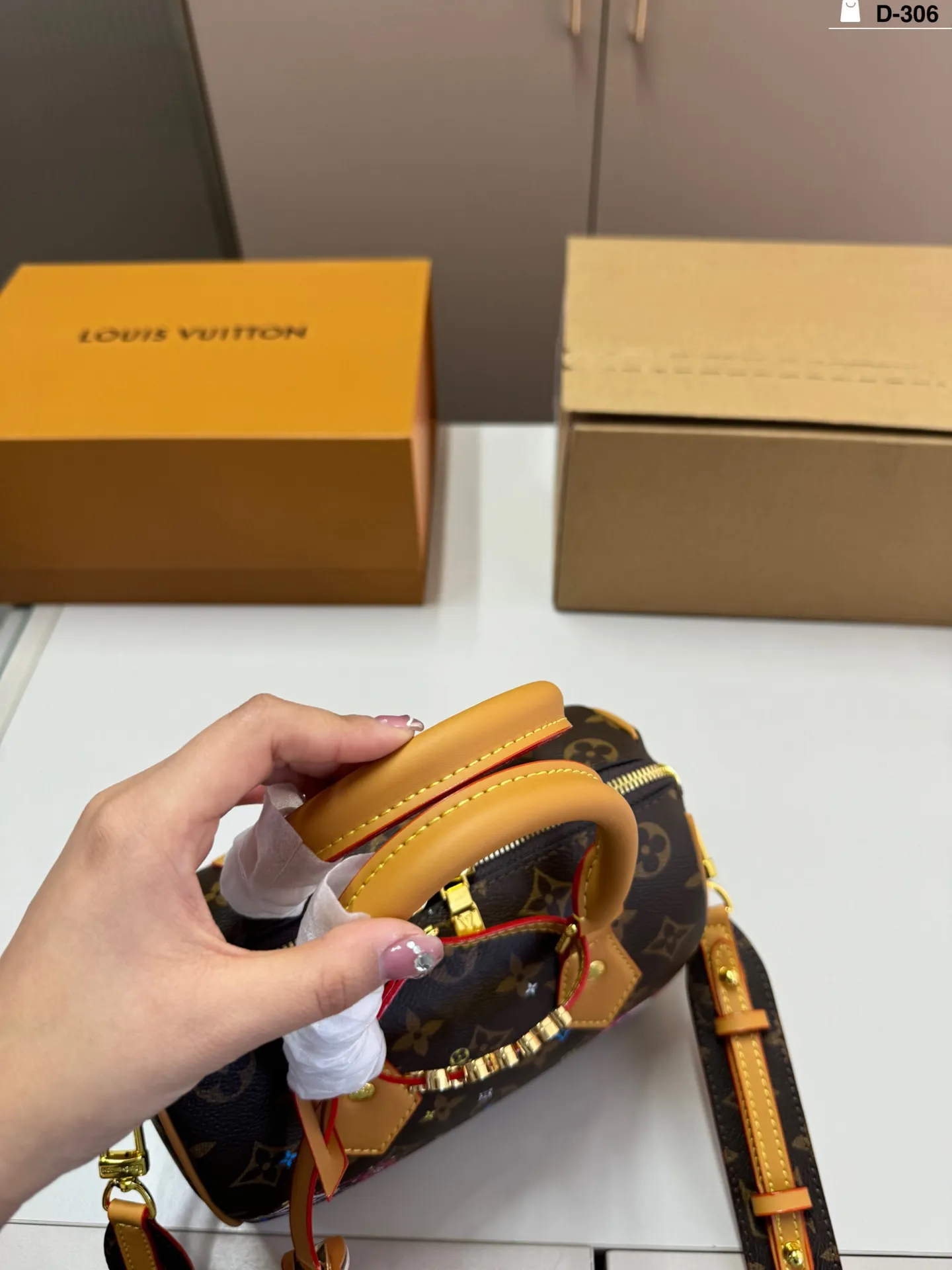 💰p160 D-306尺寸28&times;14折叠盒飞机盒 LV NanoSpeedy 圣诞限定Nano Speedy， Vivienne卡通形象超可爱! 日常出街或节日氛围感满分尺寸小巧 是LV圣诞限定系列热门款，收藏or送礼都超合适