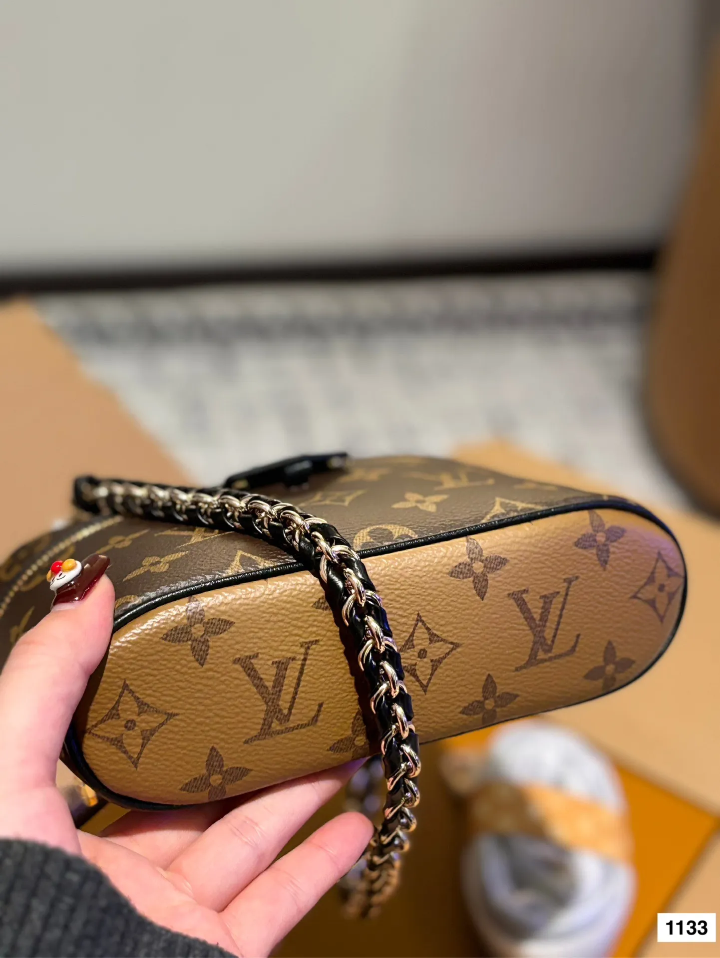 P175 配礼盒🎁复刻版 L家 新品化妆包 真的是太好看了！很小巧精致，放遥遥领先宽度刚刚好，再大一点的手机应该也可以，太适合春夏了！老花搭什么衣服都好看！好看好看好看！喜欢的姐妹真的不用迟疑 尺寸19*12c