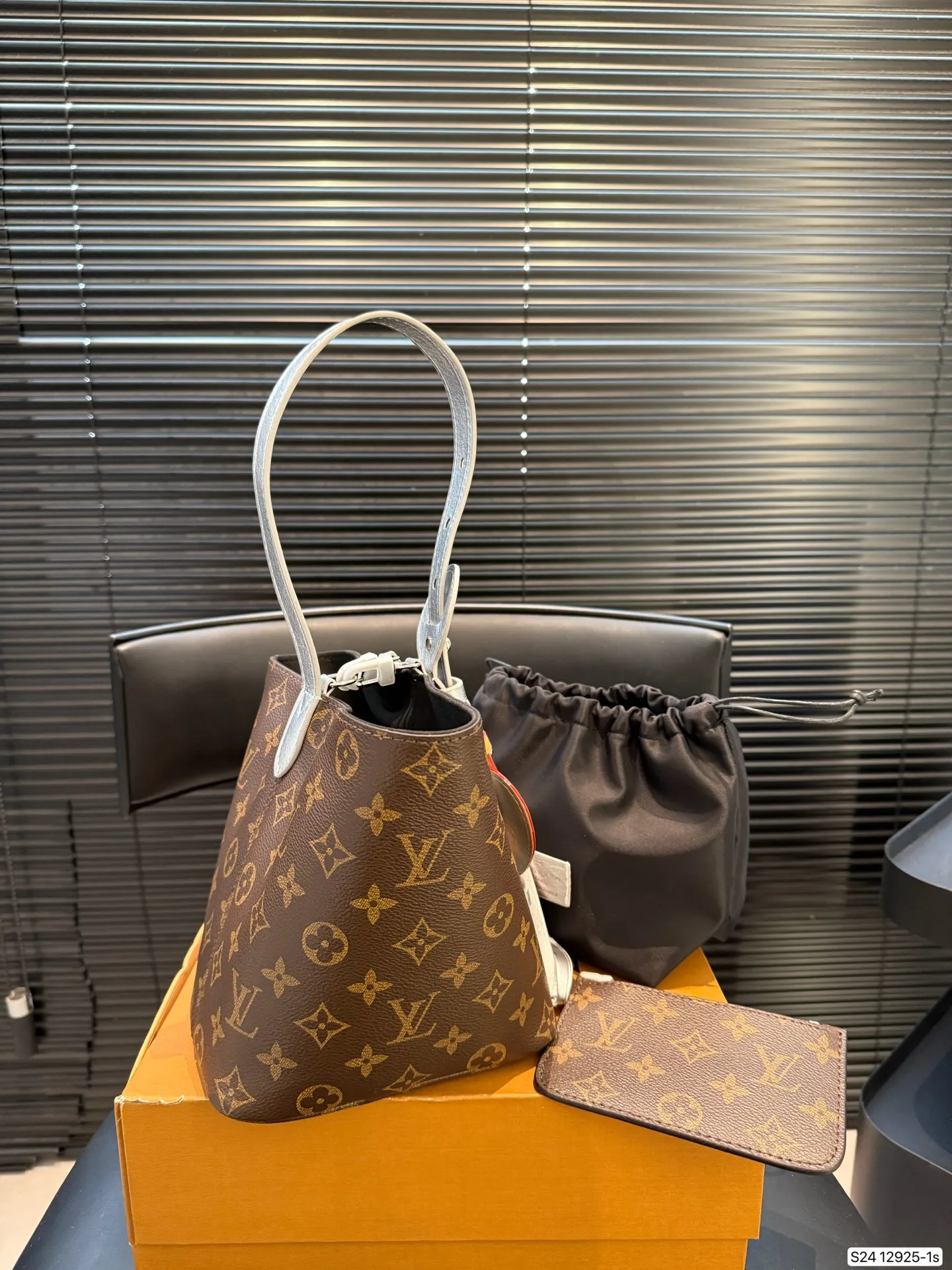 P170 配折叠盒飞机盒 盲猜这次LV上新黑马是ALL IN BB Lv水桶 LV尤物! 尺寸：16 18 货号12925-1