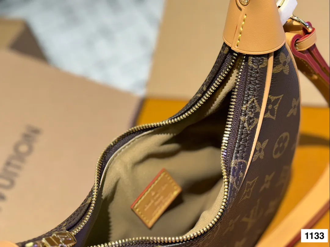 高品质&yen;165 可盐可甜的天花板一_LV 豌豆包 LV豌豆包的名字叫Loop，意思是&ldquo;环形&rdquo;，但因为长得实在太像豌豆了，所以大家便不约而同把它称为&ldquo;豌豆 它的长度是最黄金的23厘米，市面上腋下包的尺寸大多是大于25cm或者小于20cm的尺寸，别看差距不大，但既要符合不同身高女生的需求又要考虑到实用度，这点上显然做得更加贴心。也正是因为尺寸合理,所以各种背法.上身都非常时髦。 一根金属链条还有一根可调节肩带，包形和手感都很 好，凹造型绝美，随意搭配都会很出彩。#|v #Iv 豌豆包