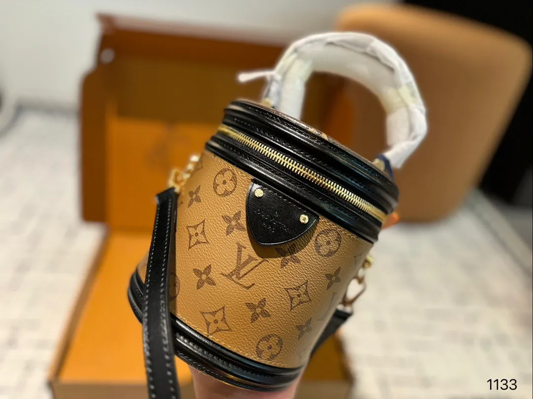 P185配礼盒🎁 Lv cannes 水桶包 发财桶新出的 太可爱啦nano发财桶 越用越香!!! 尺寸大号15 17