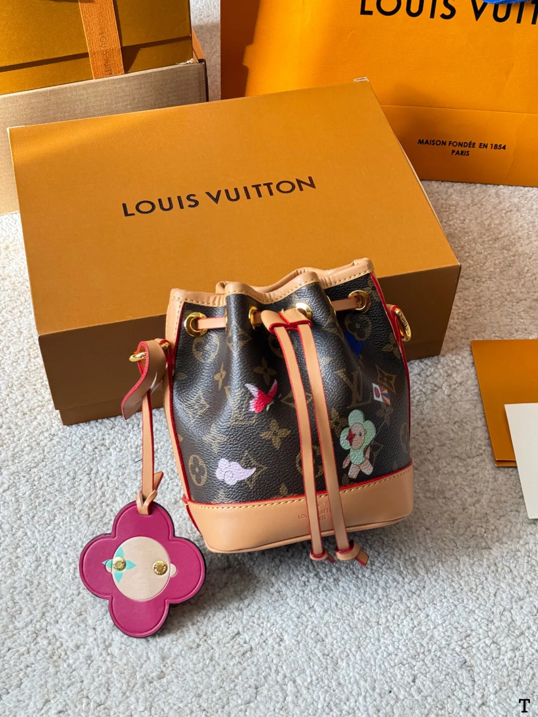 牛皮版本 p120 Lv Mini 小水桶 限定款 折叠礼盒 全方位对花 手柄的设计 比nano容量大比bb更小巧喜 欢不要错过 彩色超细纤维粘合内村,金色金属饰件,束绳闭合尺寸:15 18cm