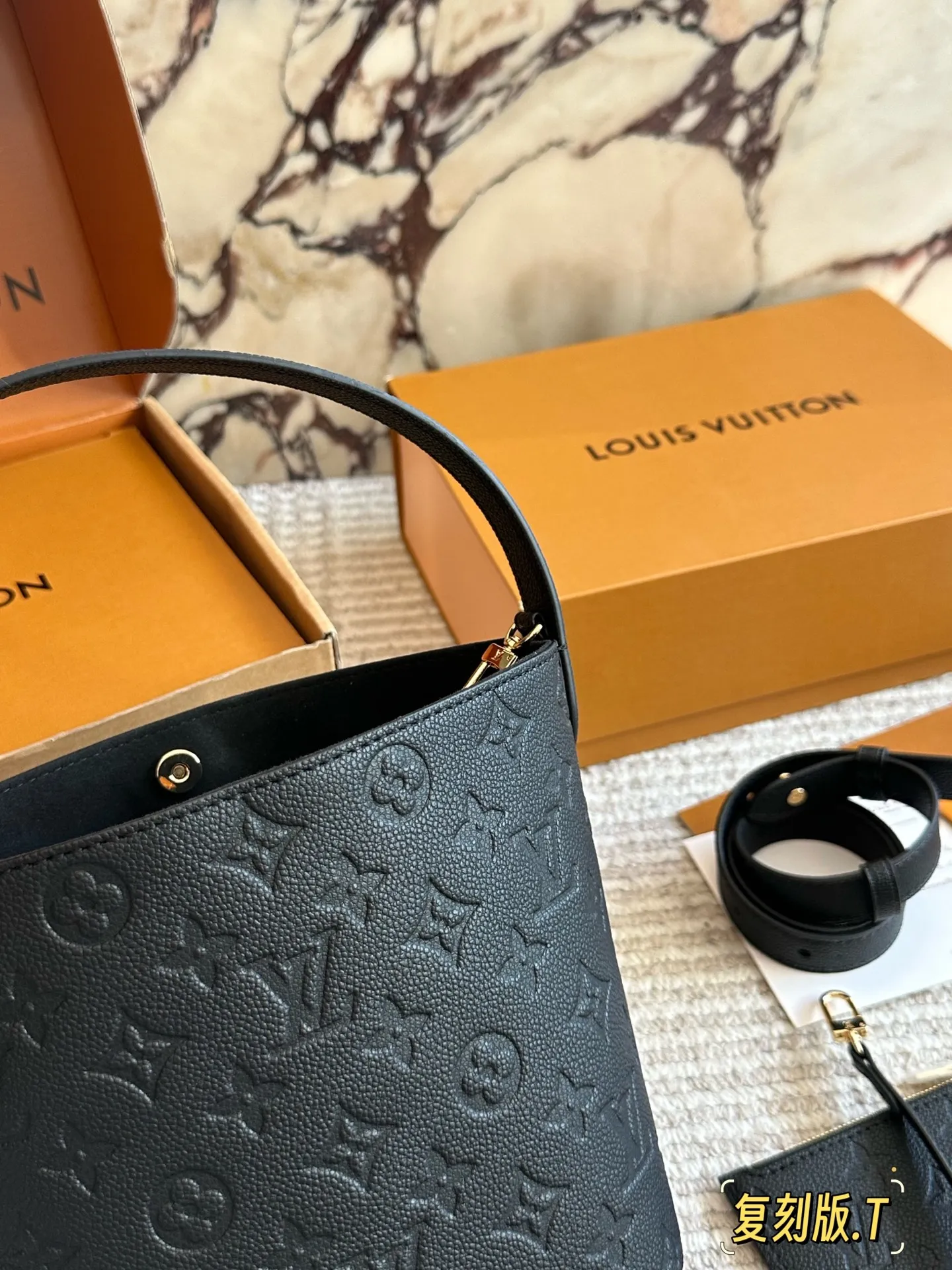 💰210 配盒 size:18*16cm ALL IN BB重磅来袭新色| 这谁看了不迷糊呀! 没想到越看越喜欢 有两幅面孔 L家 AII IN BB25ss 水桶包