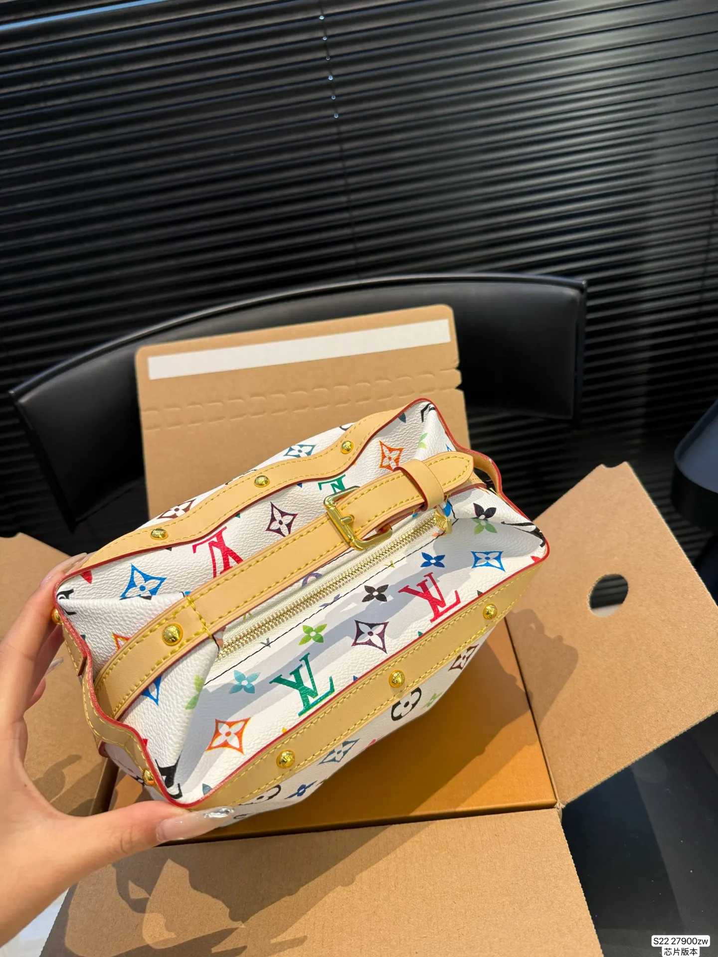 P160 Lv饭盒包 配折叠盒飞机盒 芯片版本 很有质感又很轻松的一个包型 貌美又实用 尺寸:21 18 货号27900