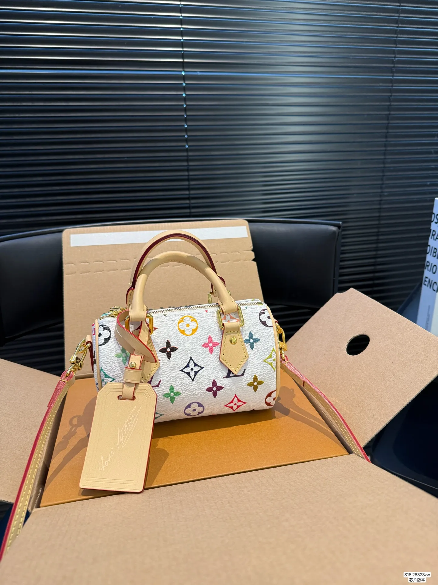 P140 配飞机盒折叠盒 芯片版本 Lv新款枕头包 出货啦 手提单肩斜挎款式 宝宝们抓紧来订哈 版型经典不过时 一直深受洋气美妞们喜欢!尺寸:16 10 货号28323