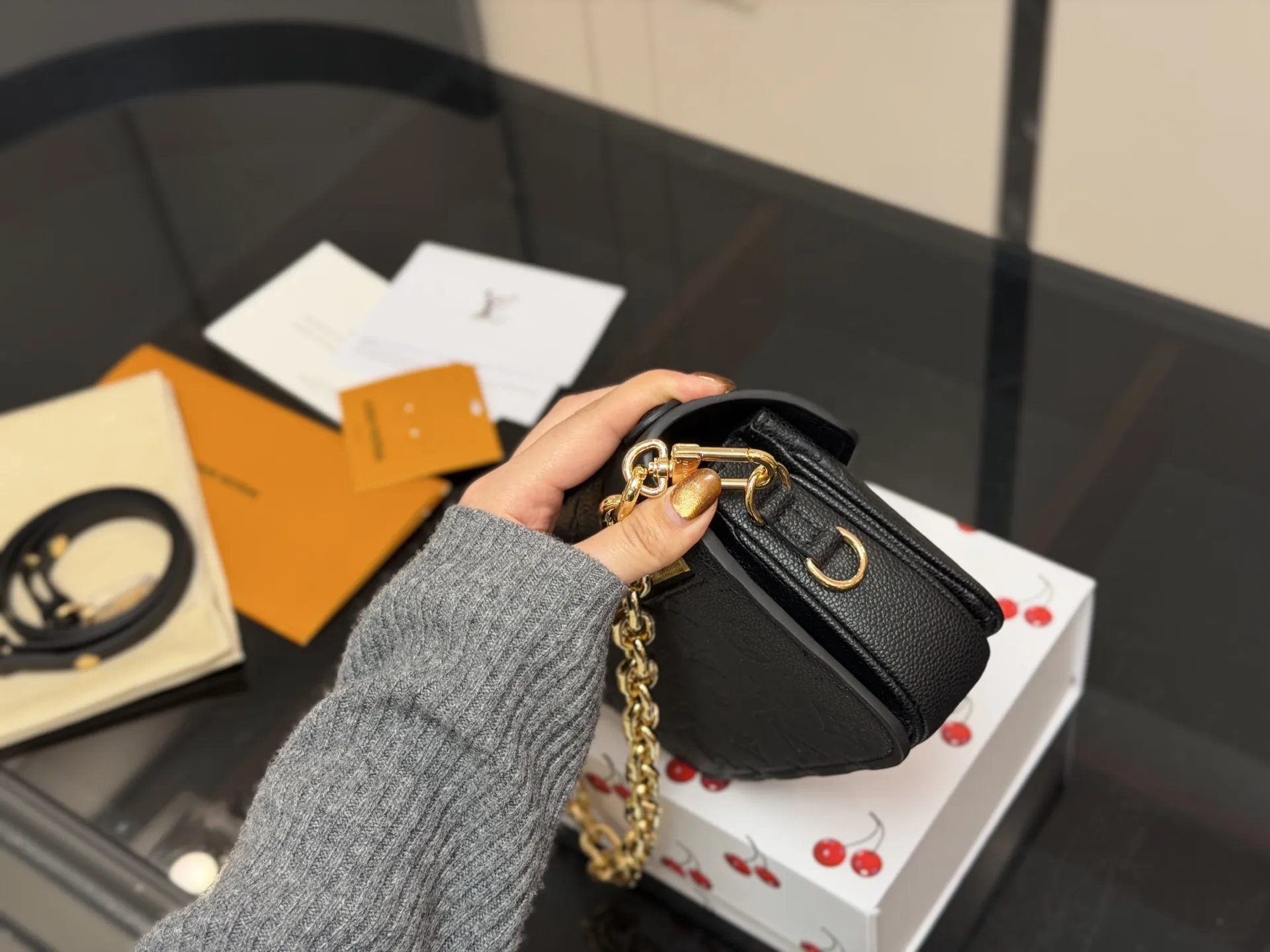 ¥200 配折叠盒 最新尺寸 :21×6×13cm Lv高品质 ‼️性价比超高 ‼️ 一定要好好看细节看五金看材质 新款邮差小号 East west 〰️ 配置链条和皮肩带⚠️