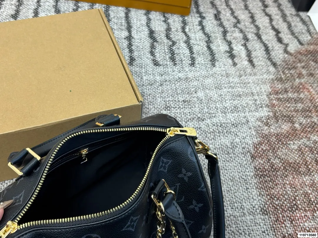 p170 折叠礼盒 芯片版 LV Speedy Soft 25枕头包 手袋以瞩目风姿成就旅途良伴。充裕构型内设拉链口袋，可妥善保管护照和其他重要物品。名牌诉说工致细节，Toron手柄再添新颖一笔 尺寸25.20