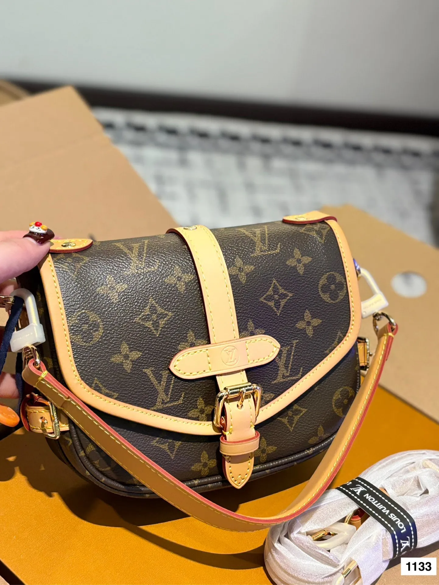 P195 配全套 size：20*16cm L家 新款小号马鞍包 双子星 samur 邮差包 小巧可爱实用百搭 搭配两条肩带哦！