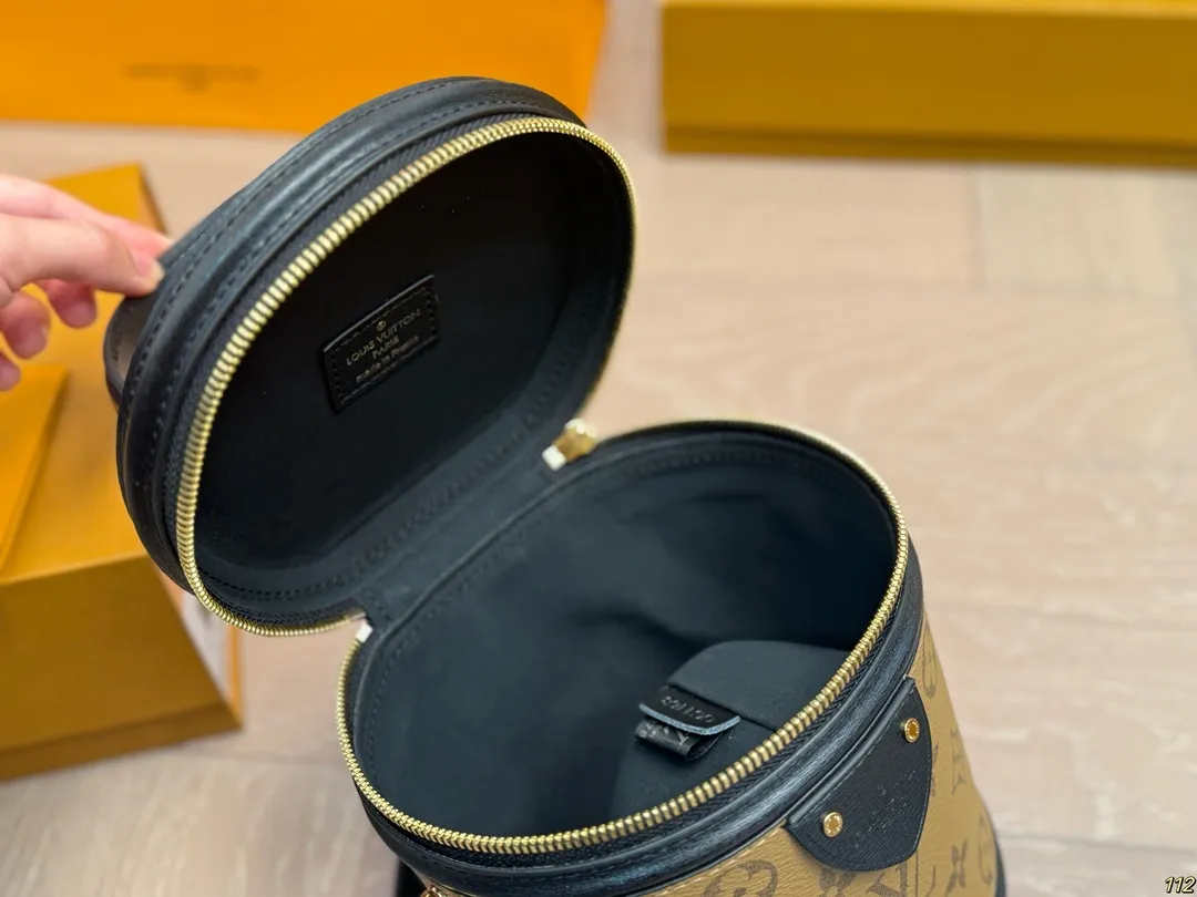 原版复刻¥205飞机盒 重金钢五金 专柜同步163变码芯片 LV canne|发家致富第一-步■入个LV发财桶使用率100%的这款LV圆桶 容量真的巨巨巨大++ 手机/粉饼/卡包都塞得下 怪不得总有人说它是“饭桶”品 包身硬挺耐用可手拎可斜跨自重很轻有特别的拼色设计真不愧是LV近代款中的明星百搭程度好到爆炸教 任何风格都能驾驭尺寸:大号15*14*17cm