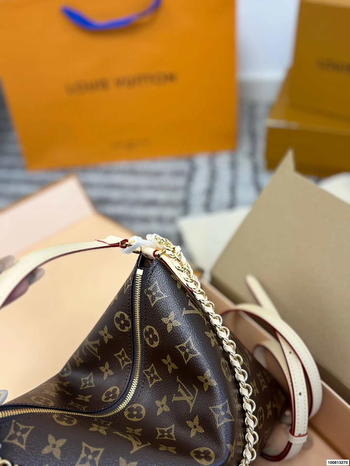 P140（折叠飞机礼盒） LV钟楚曦同款Multipass上身实拍来喽又是钟姐严选了#钟楚曦/同款包蛮复古的一只，个人认为！非常之轻巧，带拉链耶！不怕掉东西了尺寸28 26cm