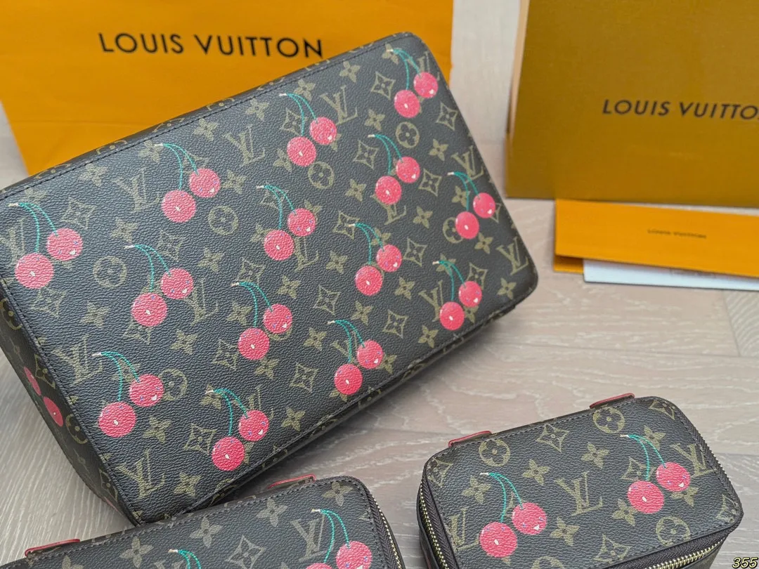 ¥135/¥125/¥115 LV 化妆包 LV旅行收纳系列 实用 真的很美很喜欢!实用、美观、耐造、出去旅游看了心情也会好好 尺寸:34 22 8/23 14 8/17 10 8