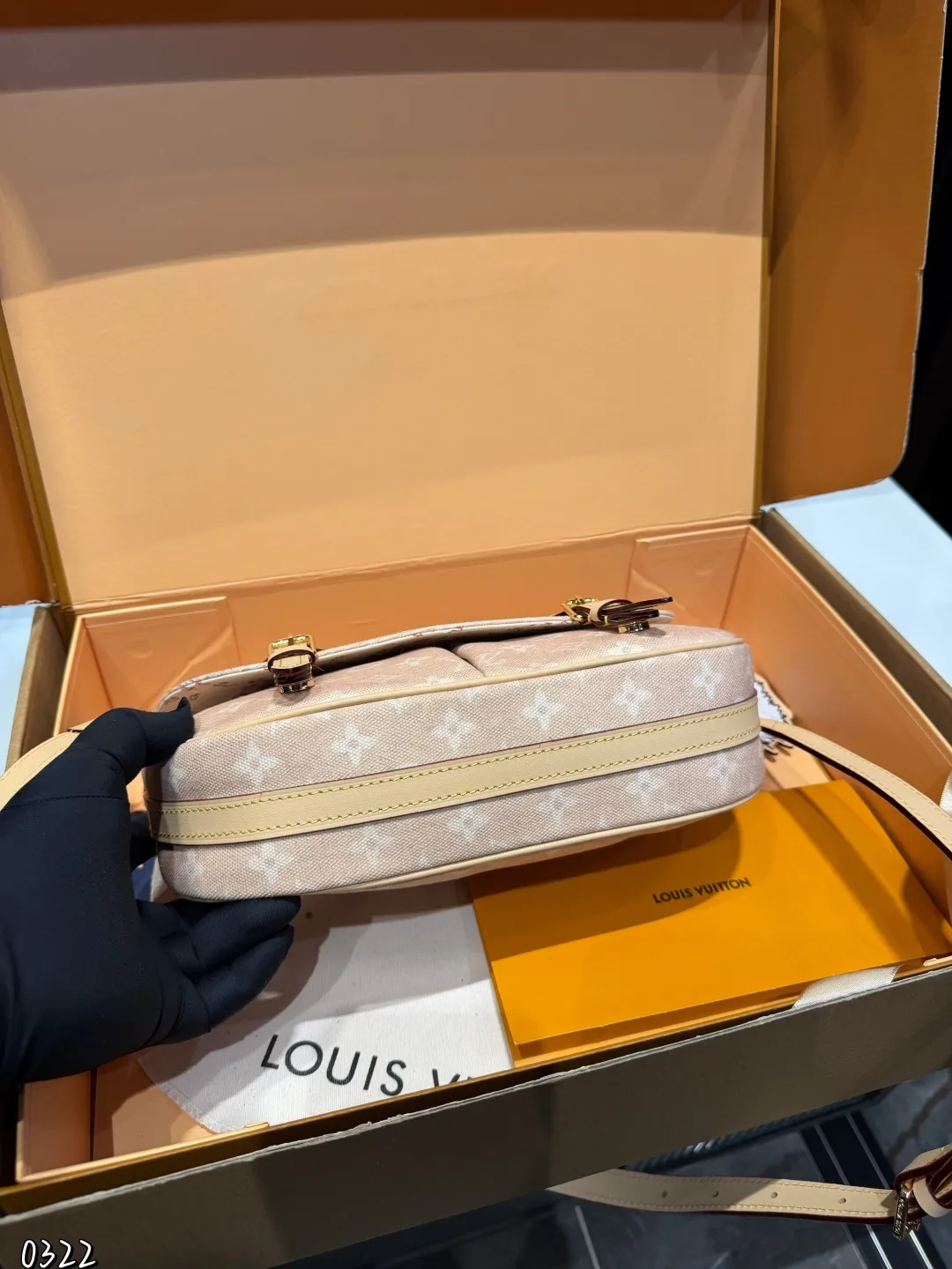 ❤️p190(礼盒包装)❤️ LV9月猫咪系列实物抢先看!!N年前的猫咪系列就很火今年LV再度和Grace合作,小部分实物露出~W与造型师Grace Coddington合作“睡不醒的猫咪”猫控不要错过尺寸:30 21cm