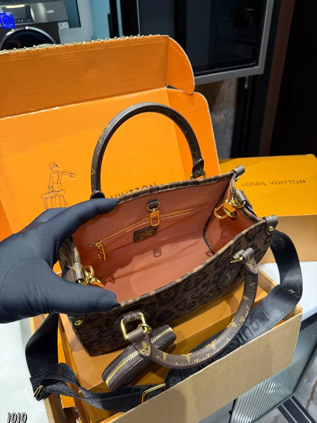 ❤️p160❤️ LV/路易威登 ONTHEGO系列 托特包新款刺绣款肩带丛林包 哇咔咔太喜欢了真是惊艳到我了、包包挺括很能装整体而言 非常实用又耐造 尺寸： 25*11*19cm