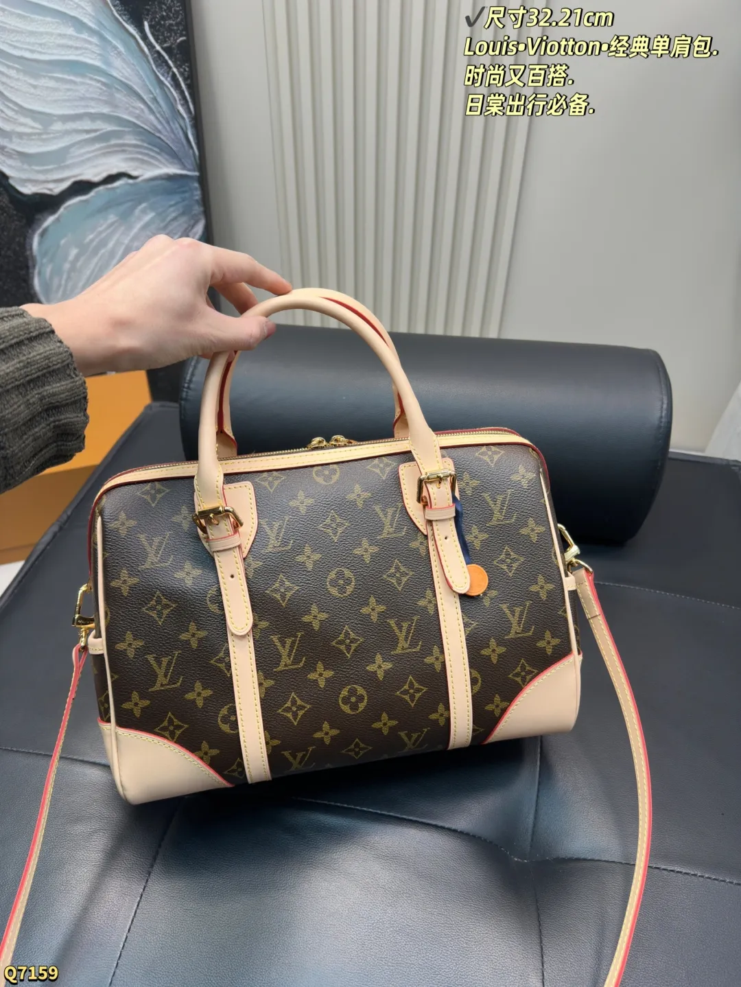 💰205配折叠盒 尺寸32.21cm Louis&bull;Viotton&bull;经典单肩包. 时尚又百搭.日棠出行必备. 最热门旅行袋！每个明星网红人手一个的节奏！特点是容量巨大！材质也是今年大热的流行元素 简洁的设计可以搭配任何颜色的服装造型！关键实用性极好！无敌性价比超高！