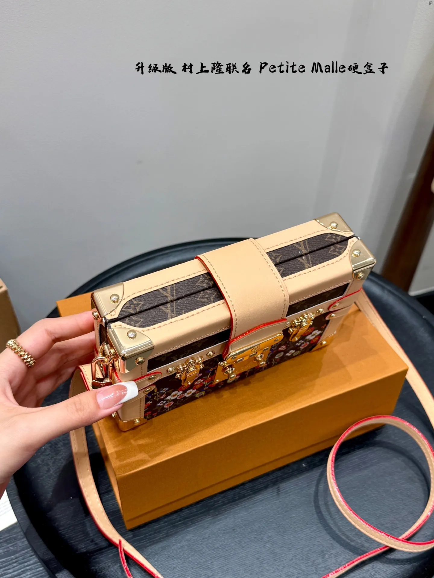 P185 礼盒包装 升级版! size:19*12cm Lv 村上隆联名太阳花小盒子Petite Malle LV Petite Malle硬箱子 ✅顶级原单 超高品质 这个小盒子的颜值太高啦! 太cute了! 花纹和大小都是我喜欢的, 很有型滴!