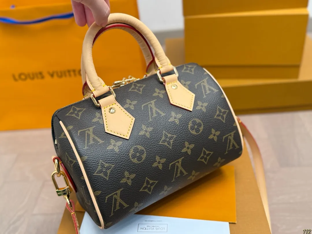 原版复刻¥215飞机盒 升级版全钢五金 专柜同步163变码芯片 L家 speedy20 超喜欢这个size! 平时无论什么衣服 不用犹豫! 随便搭!搜索🔍 Lv speed20 尺寸:20 14