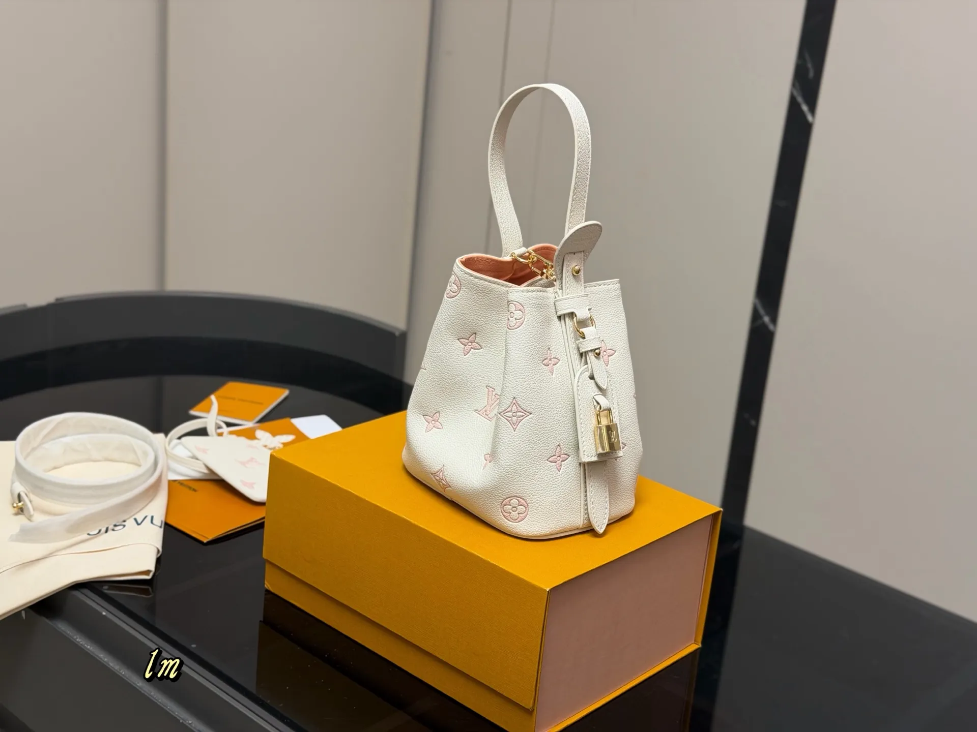 ¥180 配折叠盒 LV中古包又一位当红炸子鸡来咯!! 一只看似中古中矩却又有点标新立异的包。 水桶包 尺寸:18.17cm