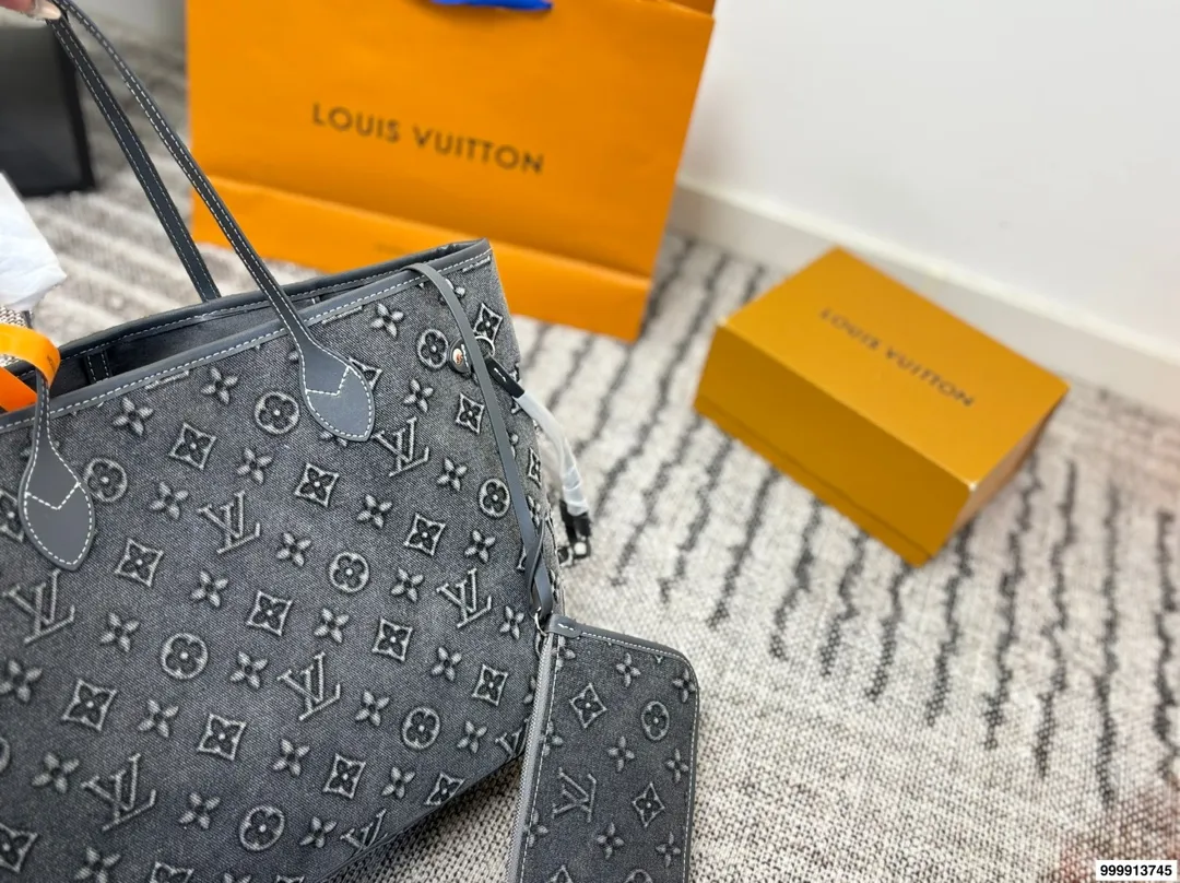 p195 配礼盒 Lv Loop 购物袋.（帆布牛仔） 很有质感 可盐可甜 上身绝美 无可比拟 是每个追求漂亮的女孩必入单品 尺寸：30.33