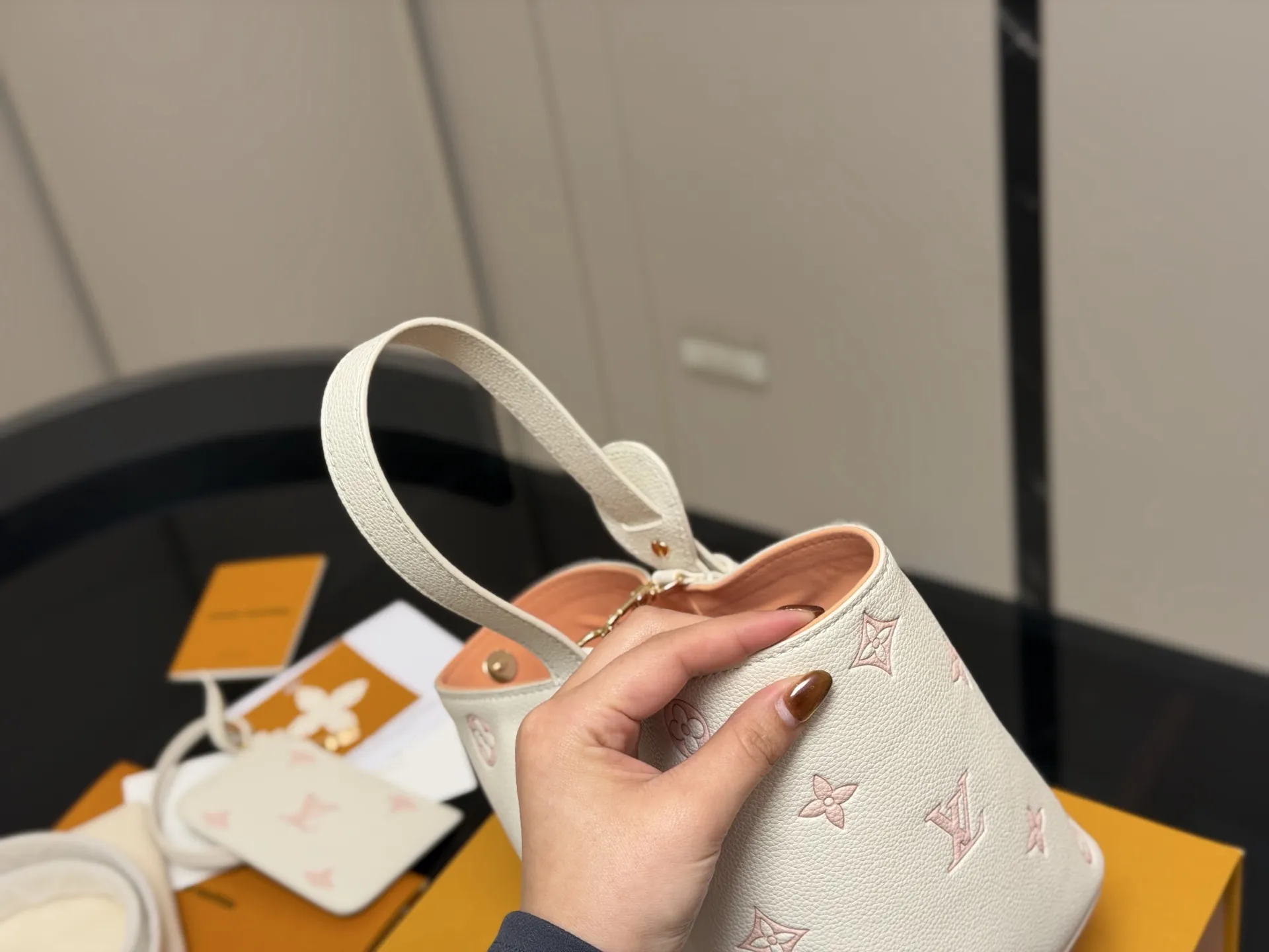 ¥180 配折叠盒 LV中古包又一位当红炸子鸡来咯!! 一只看似中古中矩却又有点标新立异的包。 水桶包 尺寸:18.17cm