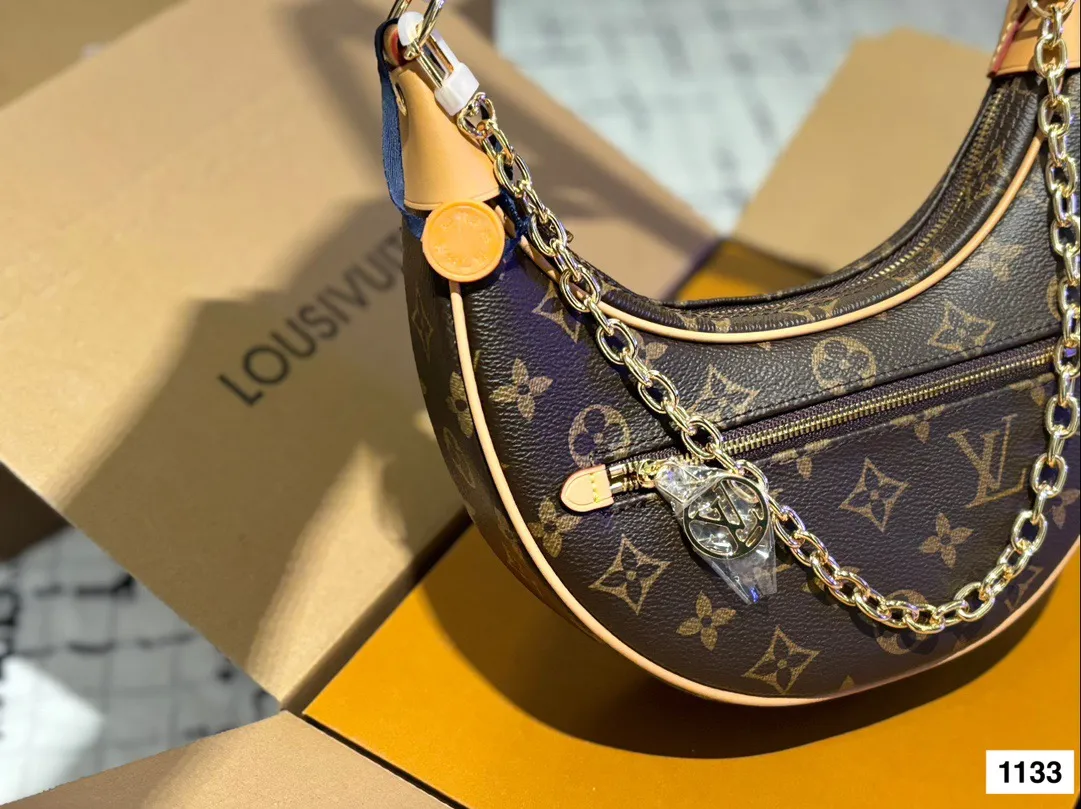 高品质¥165 可盐可甜的天花板一_LV 豌豆包 LV豌豆包的名字叫Loop,意思是“环形”,但因为长得实在太像豌豆了,所以大家便不约而同把它称为“豌豆 它的长度是最黄金的23厘米,市面上腋下包的尺寸大多是大于25cm或者小于20cm的尺寸,别看差距不大,但既要符合不同身高女生的需求又要考虑到实用度,这点上显然做得更加贴心。也正是因为尺寸合理,所以各种背法.上身都非常时髦。 一根金属链条还有一根可调节肩带,包形和手感都很 好,凹造型绝美,随意搭配都会很出彩。#|v #Iv 豌豆包