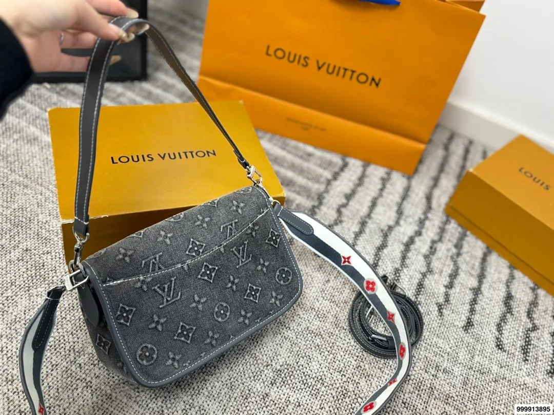 p205 配礼盒 早春LvDiane 法棍手袋 配置两条肩带 〰️ 搜索🔍 Lv 法棍 尺寸: 25 15