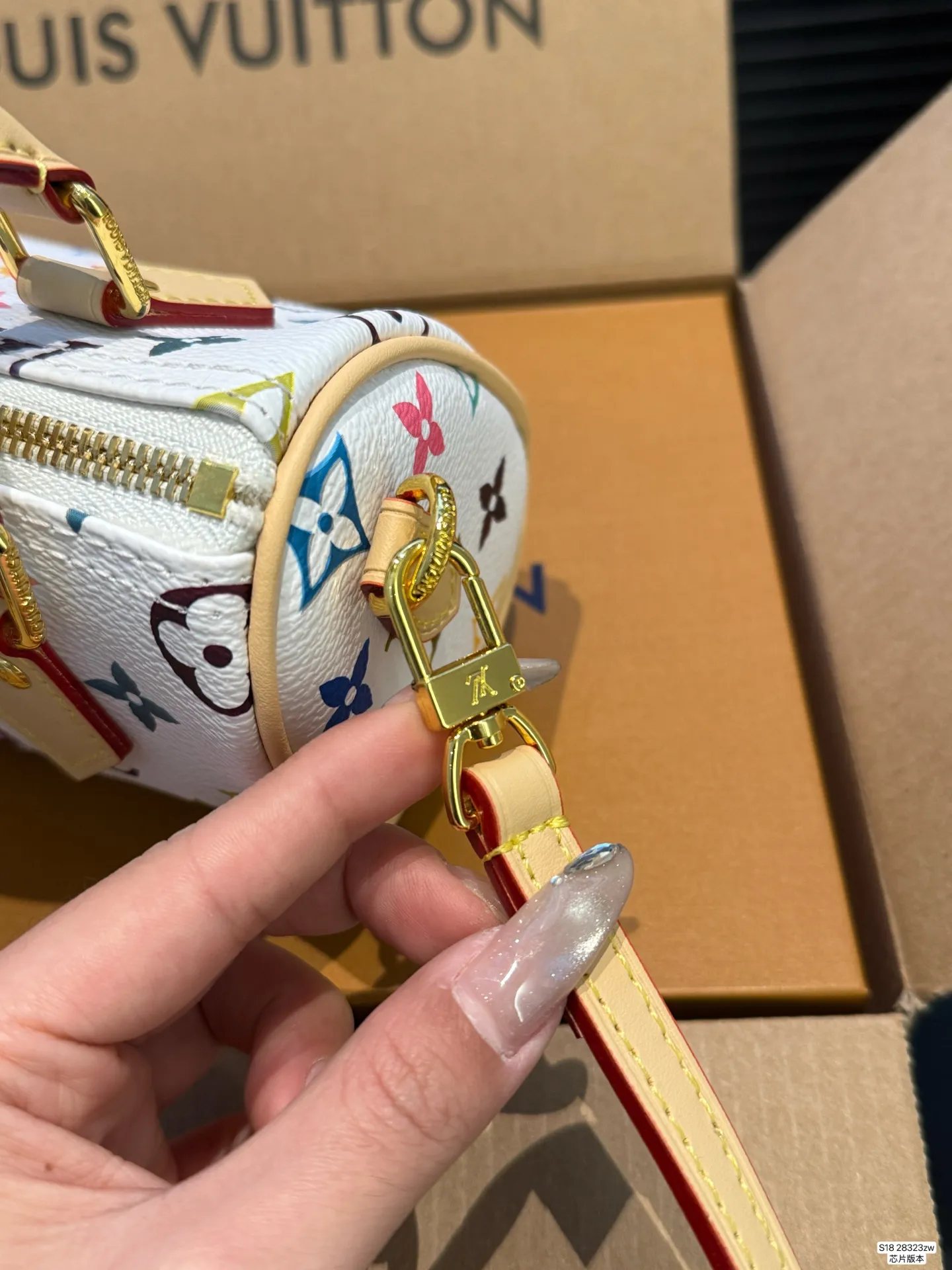 P140 配飞机盒折叠盒 芯片版本 Lv新款枕头包 出货啦 手提单肩斜挎款式 宝宝们抓紧来订哈 版型经典不过时 一直深受洋气美妞们喜欢！尺寸：16 10 货号28323