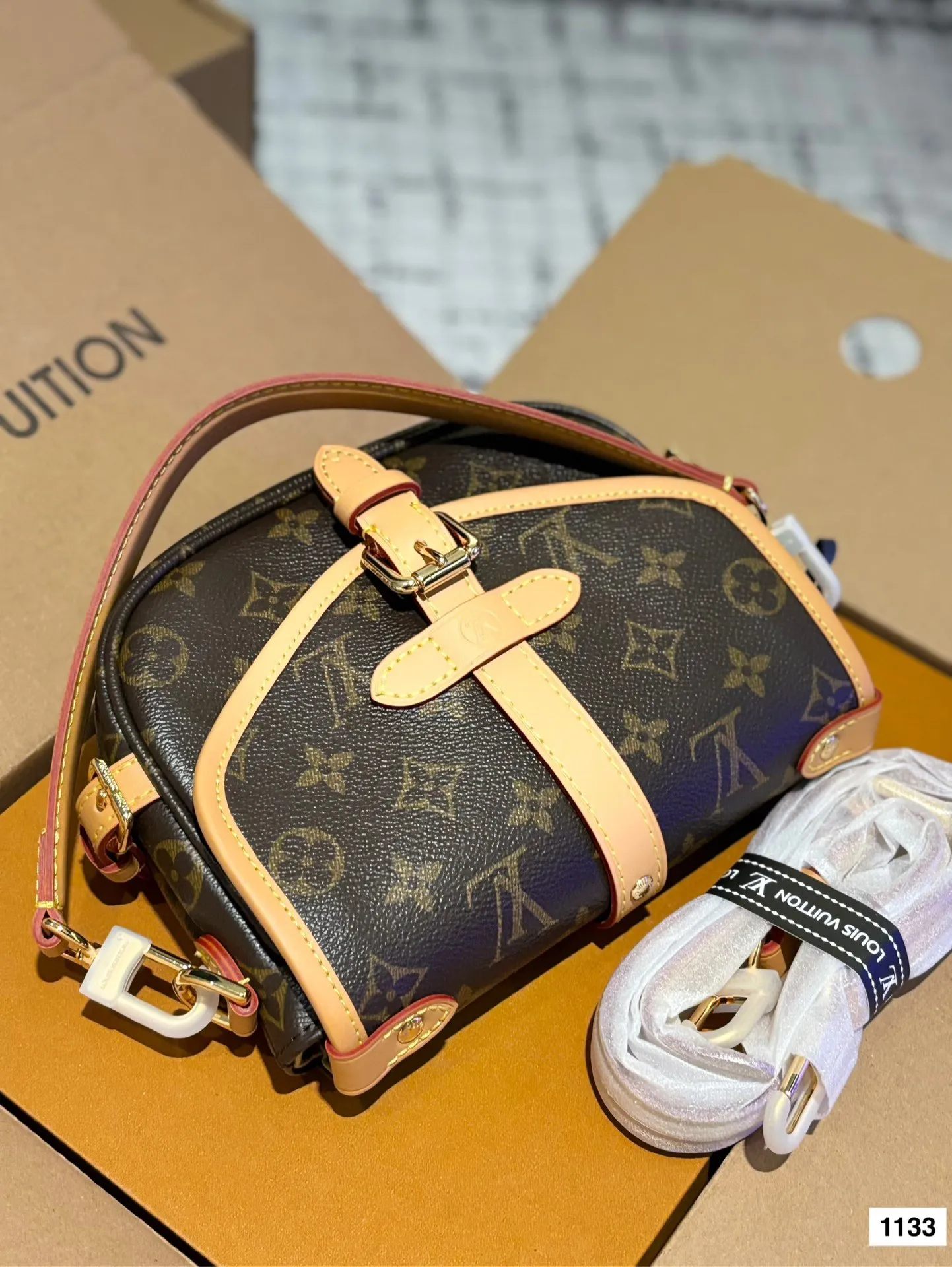 P195 配全套 size:20*16cm L家 新款小号马鞍包 双子星 samur 邮差包 小巧可爱实用百搭 搭配两条肩带哦!