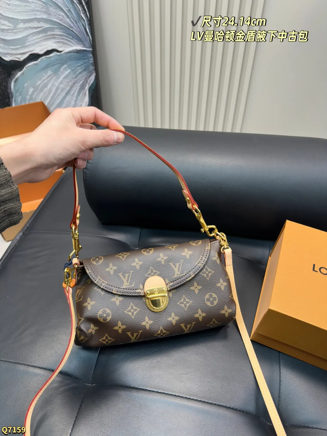 💰155配全套礼盒 尺寸24.14cm LV曼哈顿金盾腋下中古包 大金扣占据了主视觉, 搭配老花凸显质感又相当时髦, 简单随性超适合夏天! 真是绝美的一只vintage !