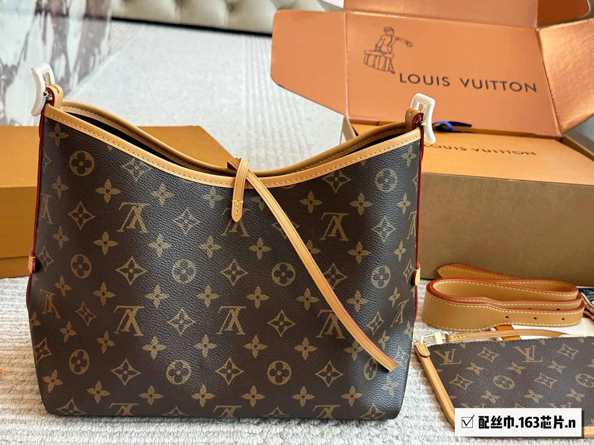 芯片版&yen;220 路易威登Lv Carryall新款通勤包颜值实用 #路易威登Lv #路易威登#Iv #路易威登louisvuitton#路易威登carryall #Carryall |v7月新款，可斜挎、单肩。容量保证，敞口磁铁吸内扣取放平板小电脑非常方便，设计比neverfull小巧、肩带够宽不那么勒;比graceful俏皮，上身完全;是驴家通勤包款颜值担当@30cm