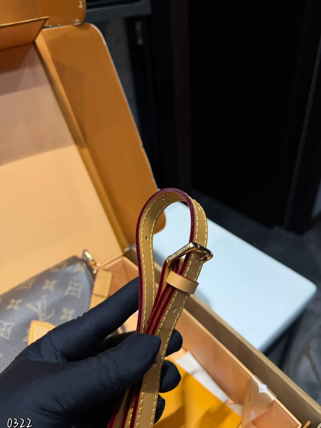 ❤️p190（礼盒包装）❤️ LV9月猫咪系列实物抢先看！！N年前的猫咪系列就很火今年LV再度和Grace合作，小部分实物露出~W与造型师Grace Coddington合作&ldquo;睡不醒的猫咪&rdquo;猫控不要错过尺寸：30 21cm