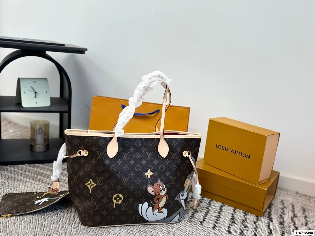 P150(无盒) size:33×29 LV路易威登联名neverfull购物袋🛍️ 包身彩绘超级酷 实在是太爱了 经典包款,简约却不失时尚~ 一包多用,内里容量足💯 时尚大气,万年街拍神器‼️