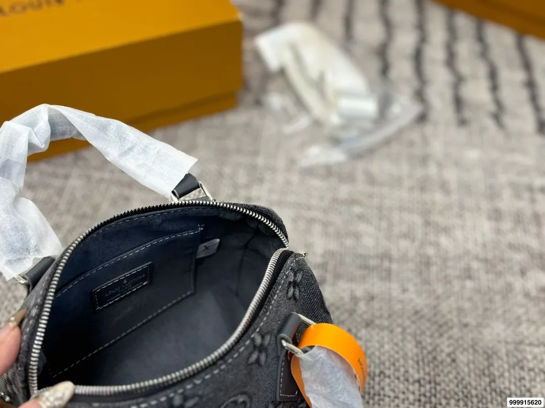 p180 配礼盒 LV丹宁牛仔系列枕头包 经典系列 时尚百搭 颜值高 日常出街首选 尺寸19×15