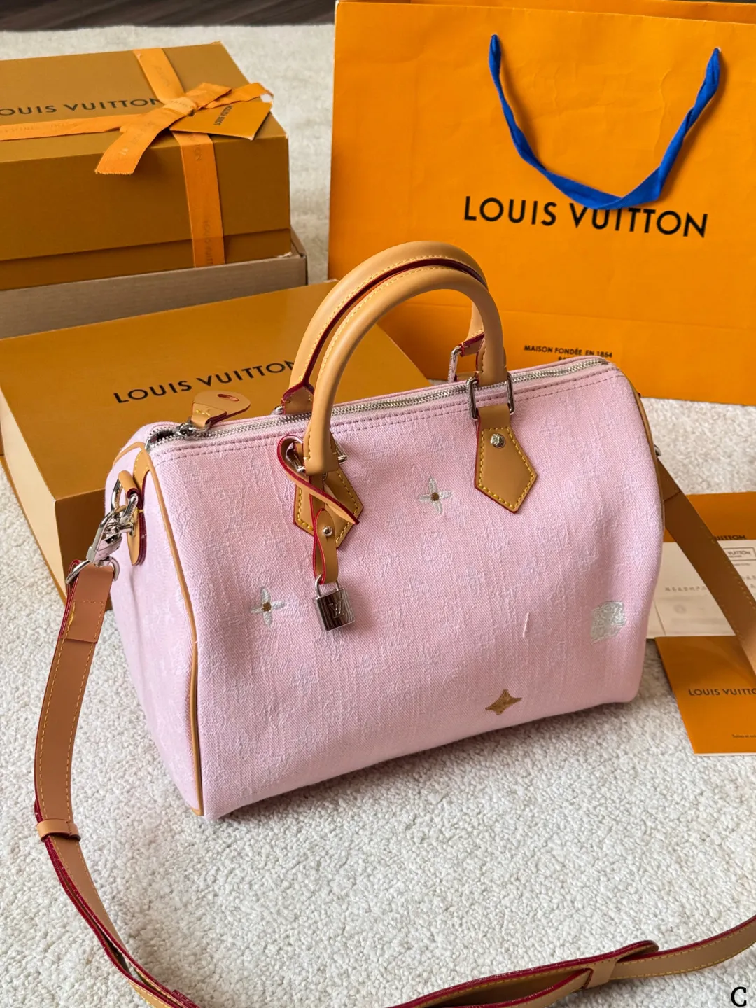 p180 LV 路易威登 Nano Speedy 30枕头包 LV 新款系列 枕头包 手袋,全网首发 LV Speedy nano 枕头包这款Retiro 手袋以标志性 经典永恒。优雅低调的外形设计和宽敞的包身更加入了实用性 尺寸30cm