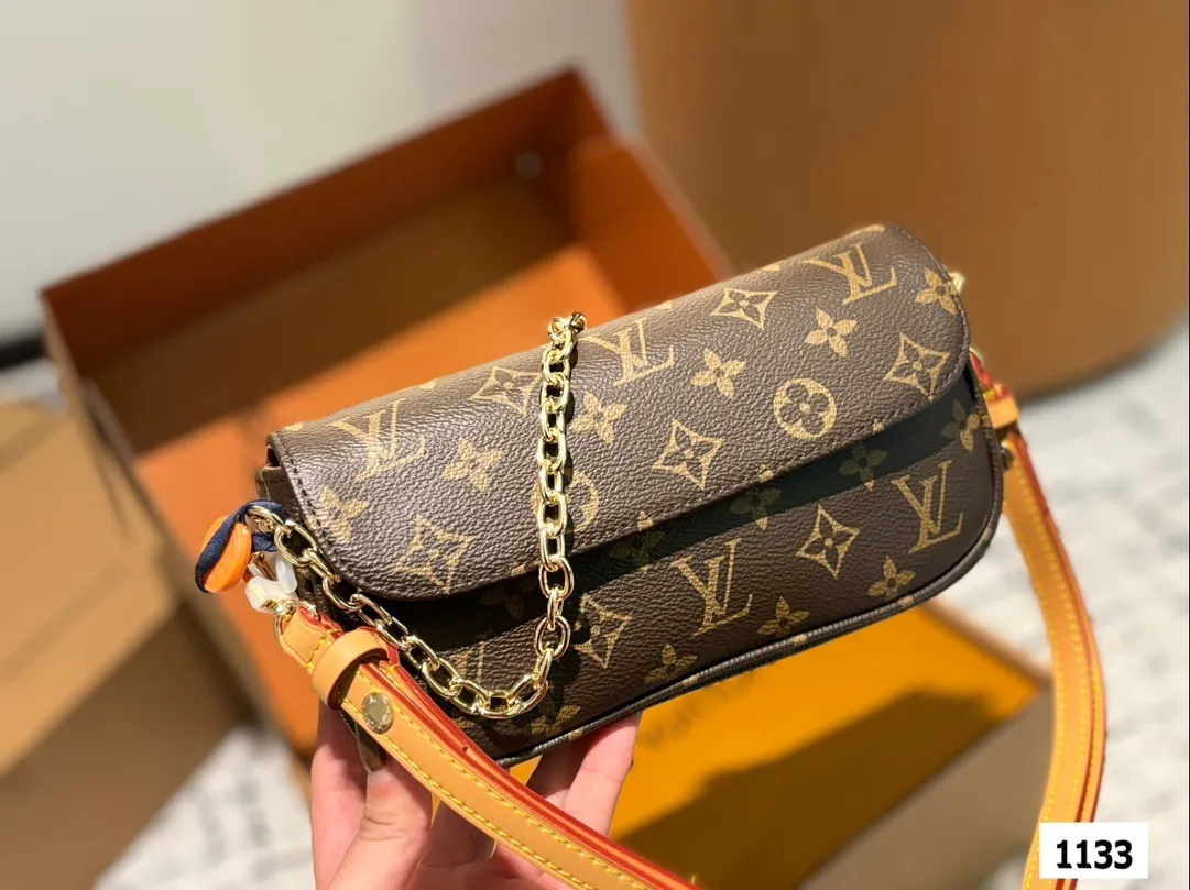 P145 配盒 size：22*12cm L家 新晋爆款ivy woc 这个版本很难得哦！抓紧抓紧！ 出道即巅峰 双链条设计的麻将包 可斜挎可单肩可手提 内置卡槽 可爱好用！