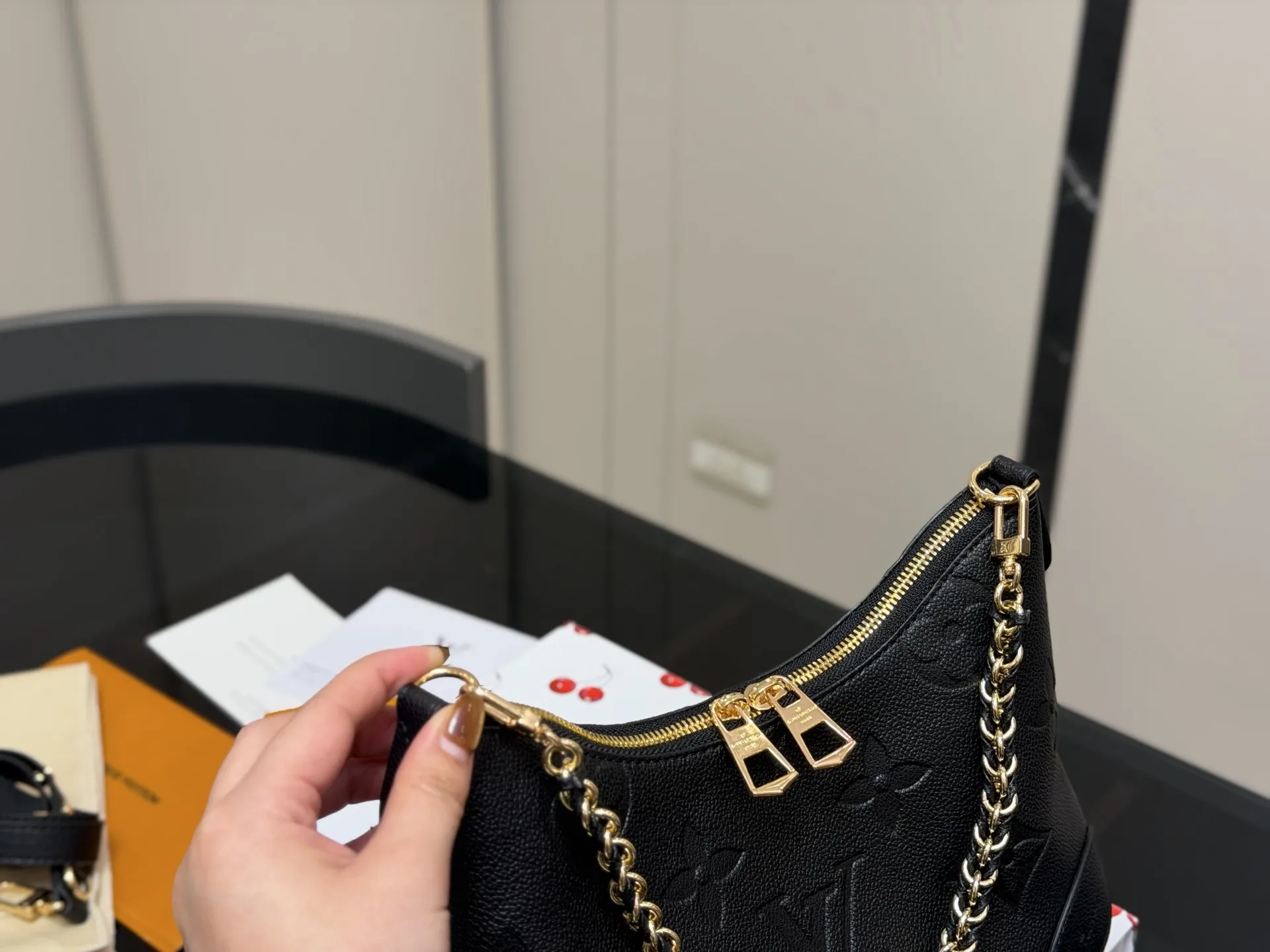 ¥170 配折叠盒 size:29*16cm Lv 最新款牛角包 原版五金! 定制版直接采用小牛皮 Vintage 经典单肩包 配置肩带➕链条 单肩斜挎都无敌好看百搭!