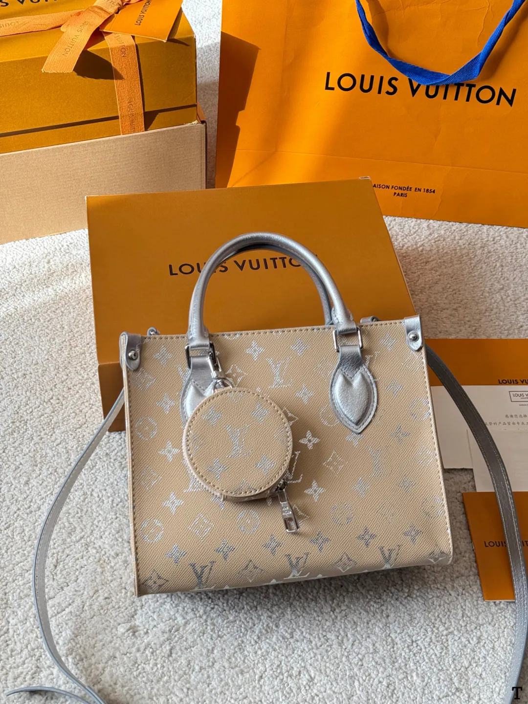 牛皮版本 p150 LV Onthego 丛林包 折叠礼盒 原单品质 Lv A/B面喷绘 onthego妈咪袋 性价比之王这是一款超赞的包型,灵感来自于恶搞Lv的街头品牌,曾经的曾经,Louis Vll litton永远不会走下神坛,1:1品质 非常值得入的一季,超大购物袋,不容易变形 而且大Logo的设计超级好看。除了手拎以外,还非常贴心的加了中长的肩挎的肩带,可以说是非常赞了,对花品质 秒杀市场一切低端货 上身真的很有气质!尺寸25cm