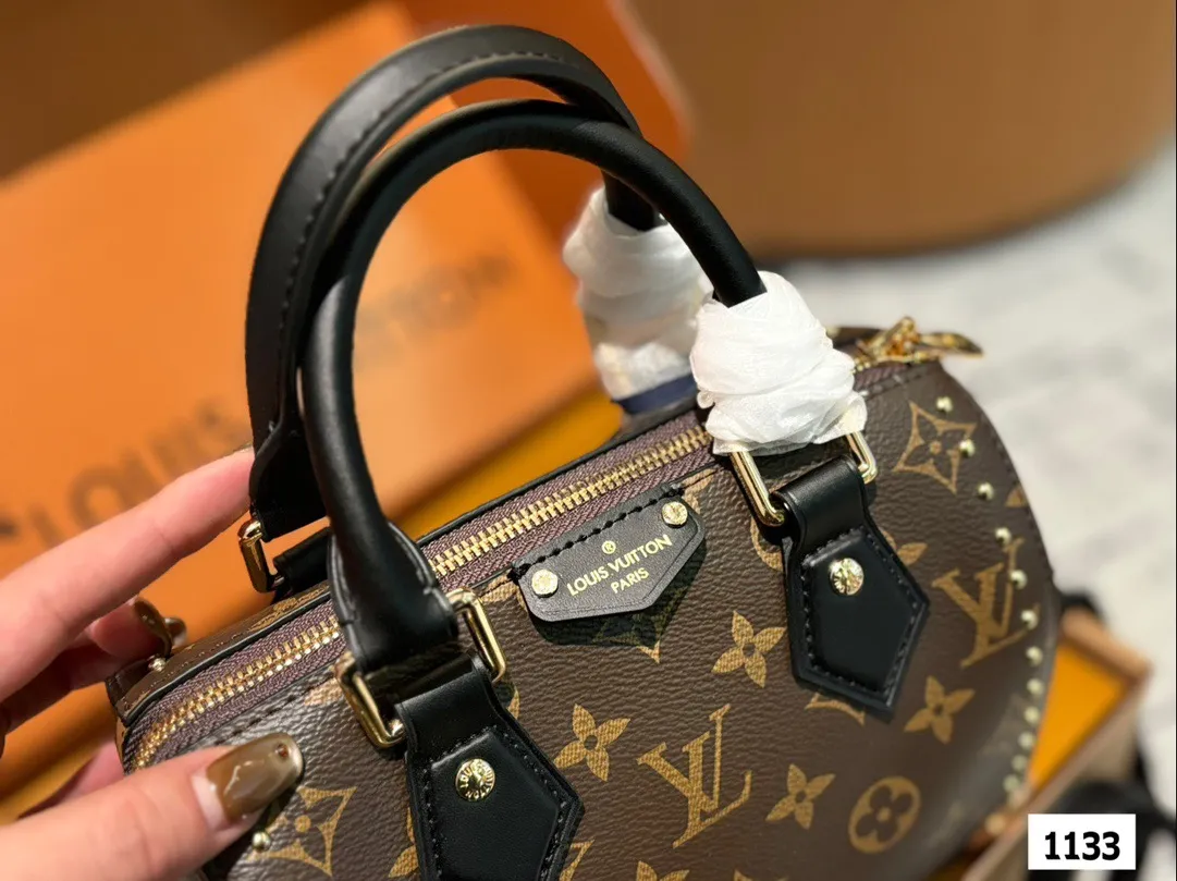 P200 全套包装 LV早春Cruise25 包包 走秀款铆钉款手提枕头包 LV这场在巴塞罗那举行的2025早春新款真的好美啊!!这一季的包包也好有收藏价值啊!尺寸20厘米#