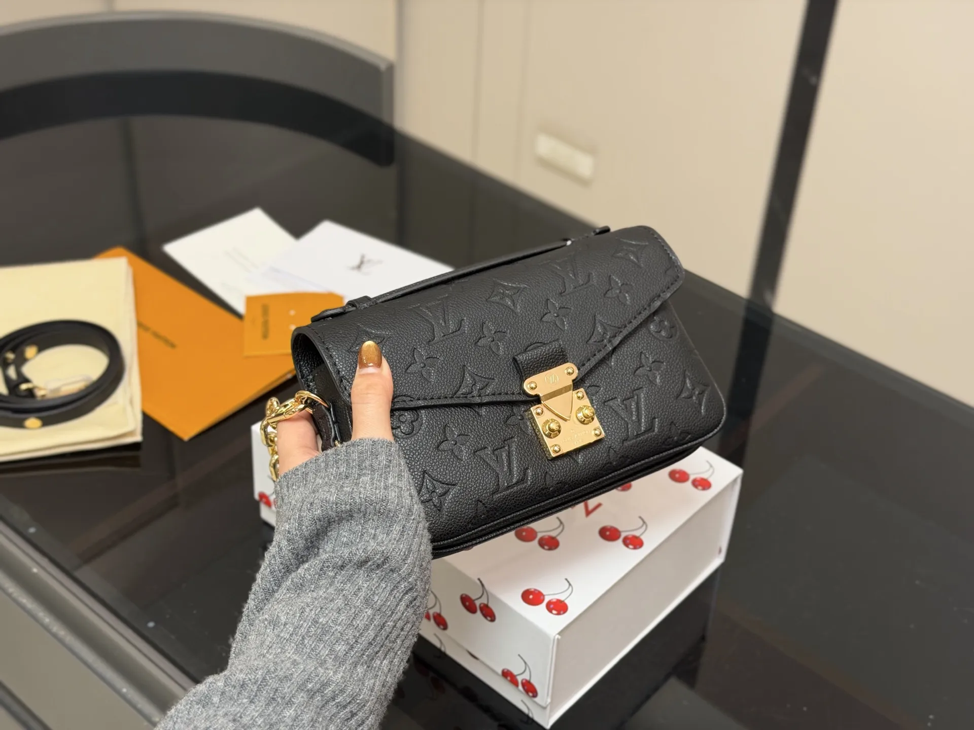 &yen;200 配折叠盒 最新尺寸 :21&times;6&times;13cm Lv高品质 ‼️性价比超高 ‼️ 一定要好好看细节看五金看材质 新款邮差小号 East west 〰️ 配置链条和皮肩带⚠️