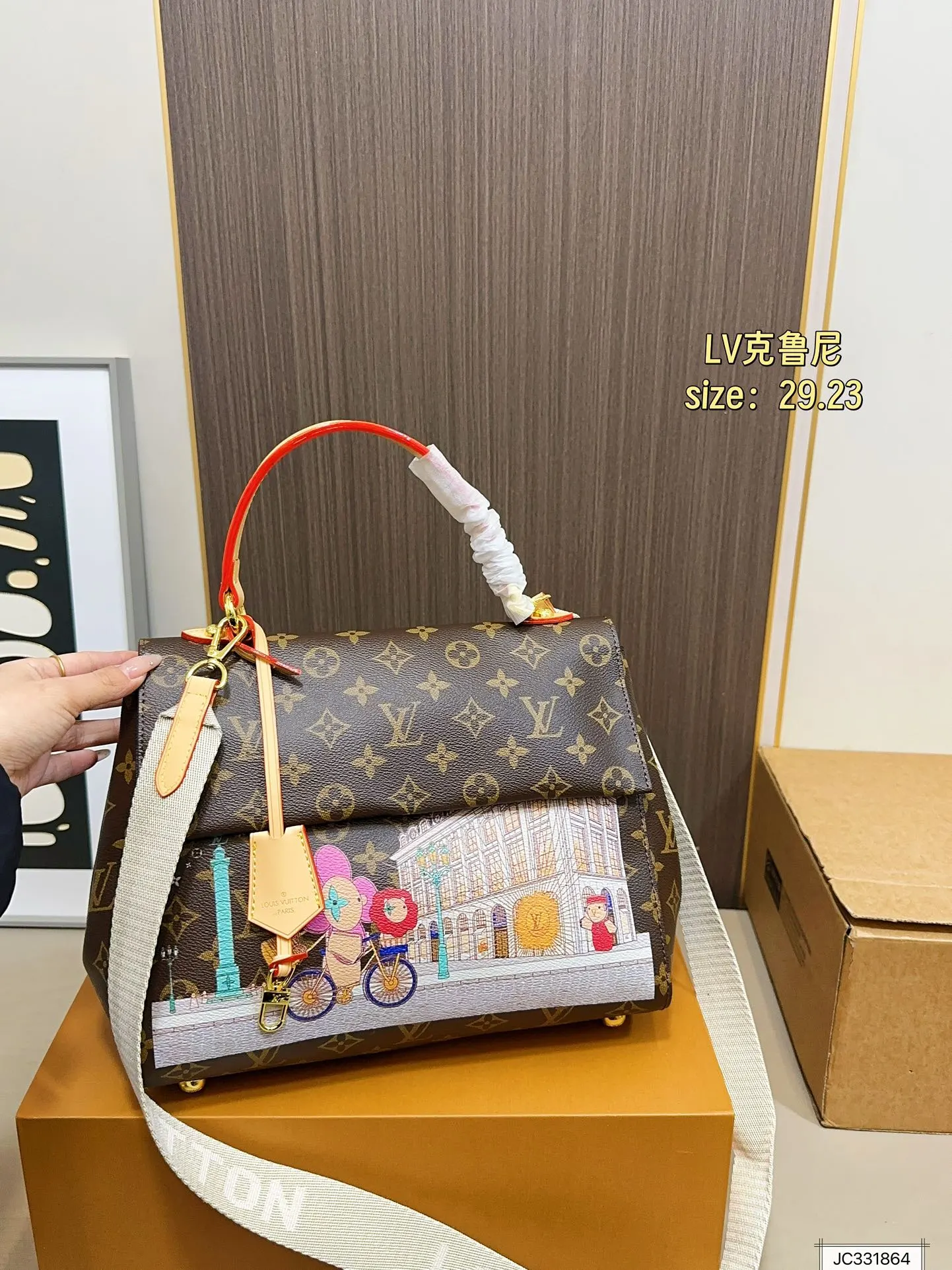 💰180 配飞机盒折叠盒Lv CLUNY 很经典耐看。其中就有它—-CLUNY。如果你想入手一款商务,正式的包包,那么克鲁尼就可以入手啦~从实用感上来说 cluny bb会使用频率高一些。尺寸:29 23