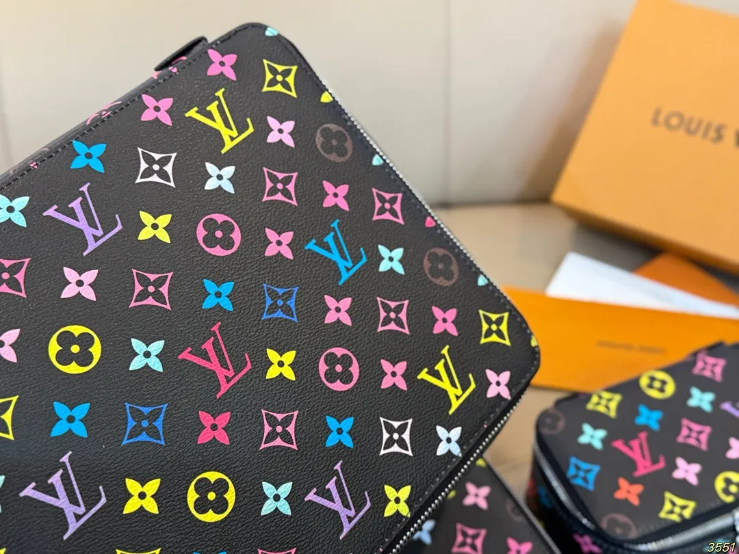 &yen;130/&yen;120/&yen;110 LV 化妆包 LV旅行收纳系列 实用 真的很美很喜欢！实用、美观、耐造、出去旅游看了心情也会好好 尺寸：34 22 8/23 14 8/17 10 8