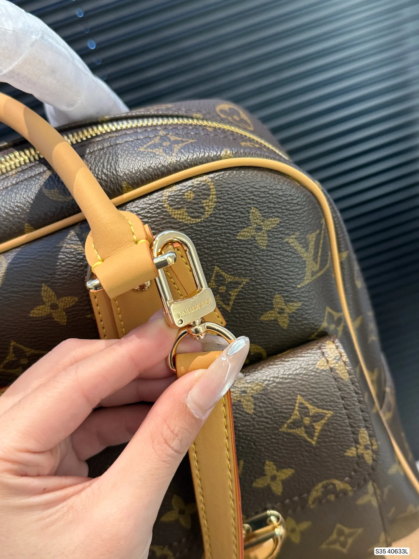 P225 配盒子 LV曼哈顿手提包:藏着时光质感的炸街伙伴 LV曼哈顿手提包,是经典与实用的完美共生。 利落的矩形轮廓勾勒出高级感,标志性Monogram涂层帆布耐造耐看,中古款更沉淀出独特包浆光泽。 尺寸38 35 货号40633