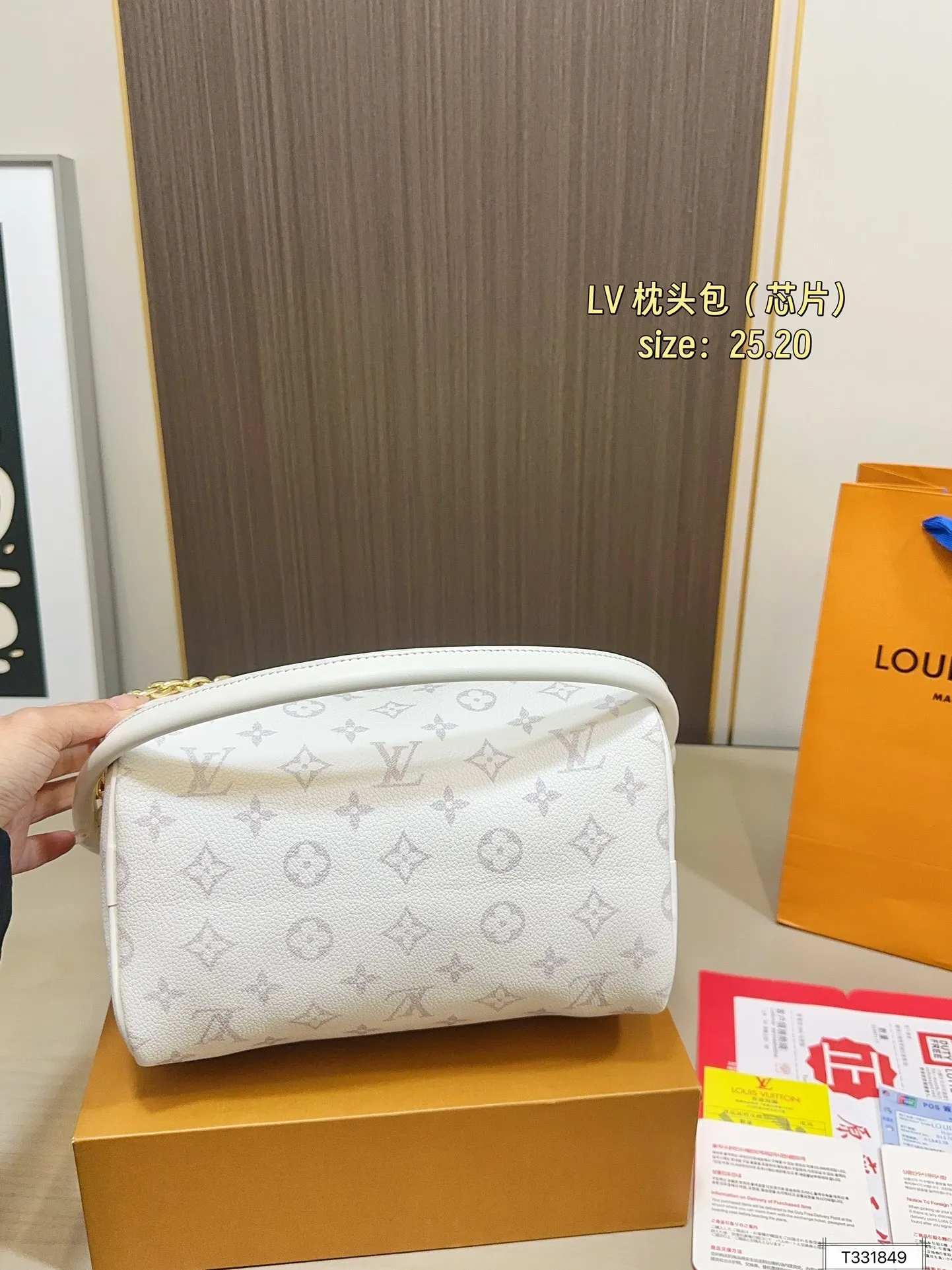 💰165 折叠盒 芯片 LV Speedy Soft 25枕头包 手袋以瞩目风姿成就旅途良伴。充裕构型内设拉链口袋，可妥善保管护照和其他重要物品。名牌诉说工致细节，Toron手柄再添新颖一笔 尺寸25.20