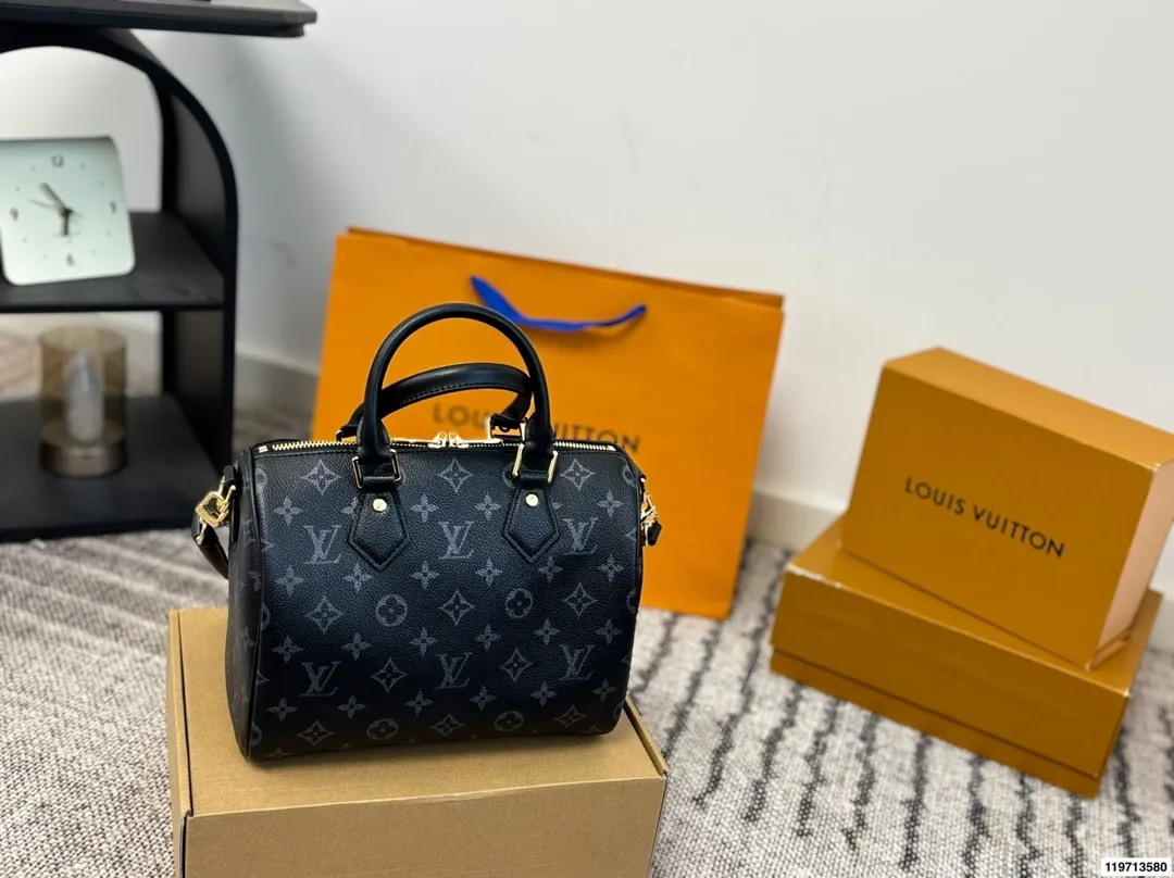 p170 折叠礼盒 芯片版 LV Speedy Soft 25枕头包 手袋以瞩目风姿成就旅途良伴。充裕构型内设拉链口袋，可妥善保管护照和其他重要物品。名牌诉说工致细节，Toron手柄再添新颖一笔 尺寸25.20