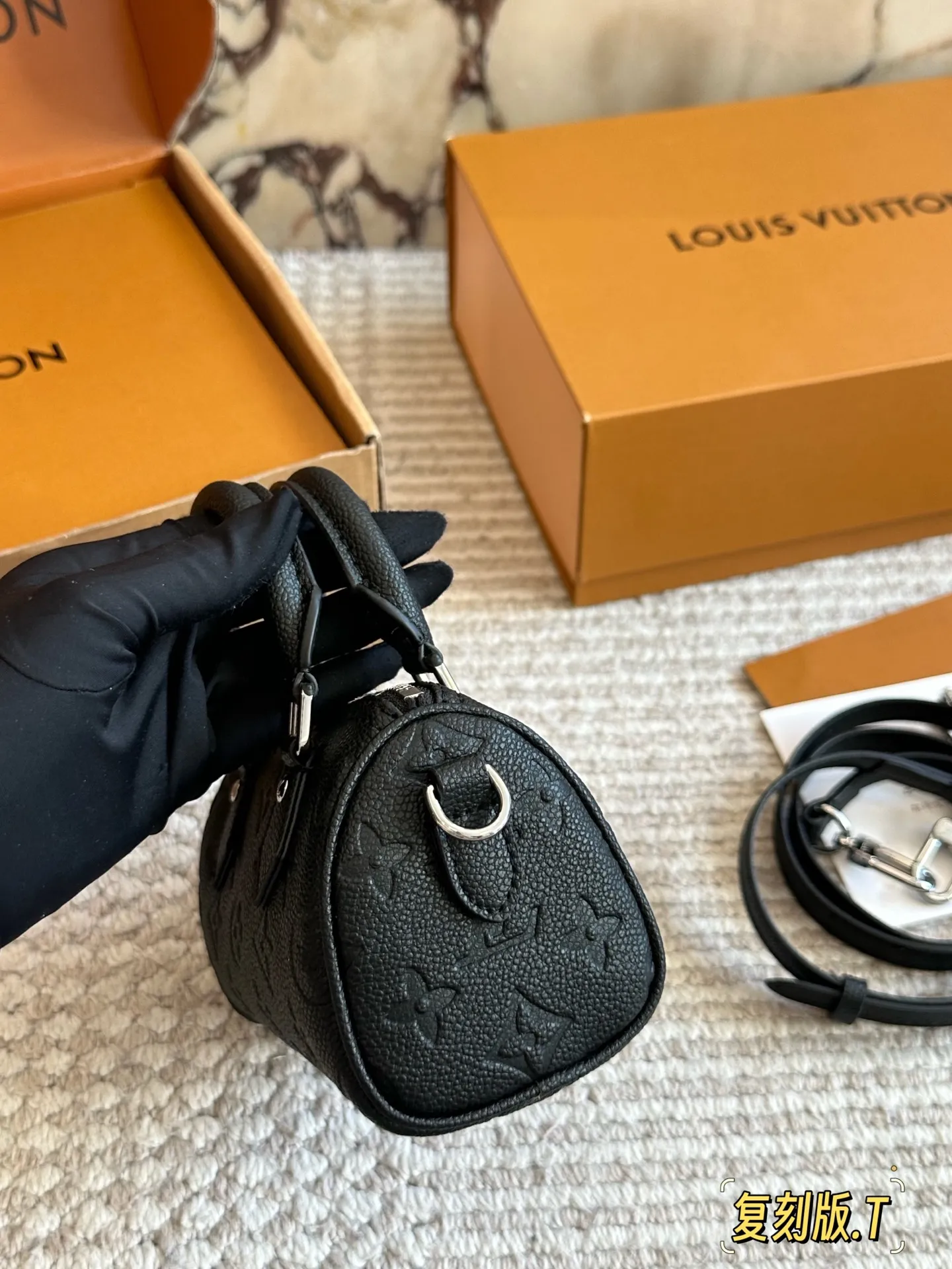 💰170 配盒 size:16*10cm(迷你) L家 Speedy Nano 一起感受nano的快乐~ 拎一个小包包真的爱了爱了~ 搜索🔍:Lv nano