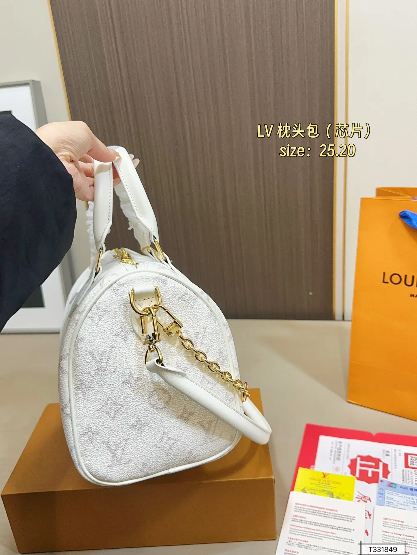 💰165 折叠盒 芯片 LV Speedy Soft 25枕头包 手袋以瞩目风姿成就旅途良伴。充裕构型内设拉链口袋，可妥善保管护照和其他重要物品。名牌诉说工致细节，Toron手柄再添新颖一笔 尺寸25.20