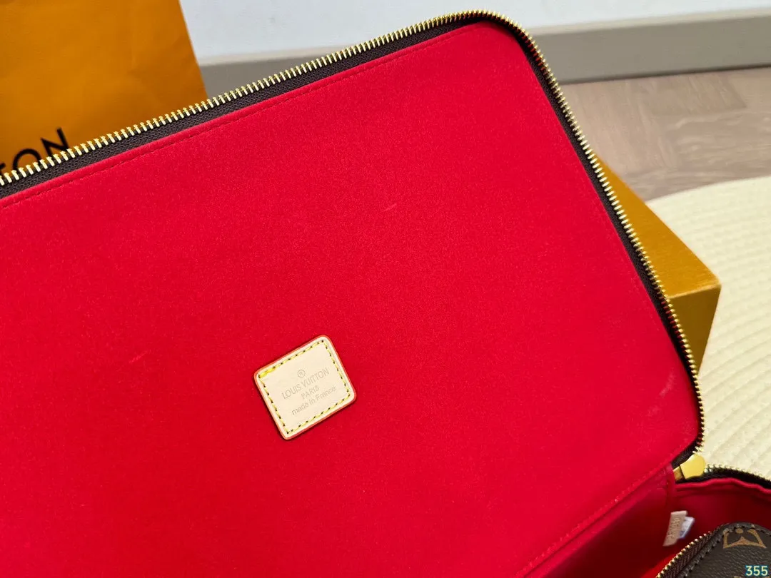 ¥130/¥120/¥110 LV 化妆包 LV旅行收纳系列 实用 真的很美很喜欢!实用、美观、耐造、出去旅游看了心情也会好好 尺寸:34 22 8/23 14 8/17 10 8