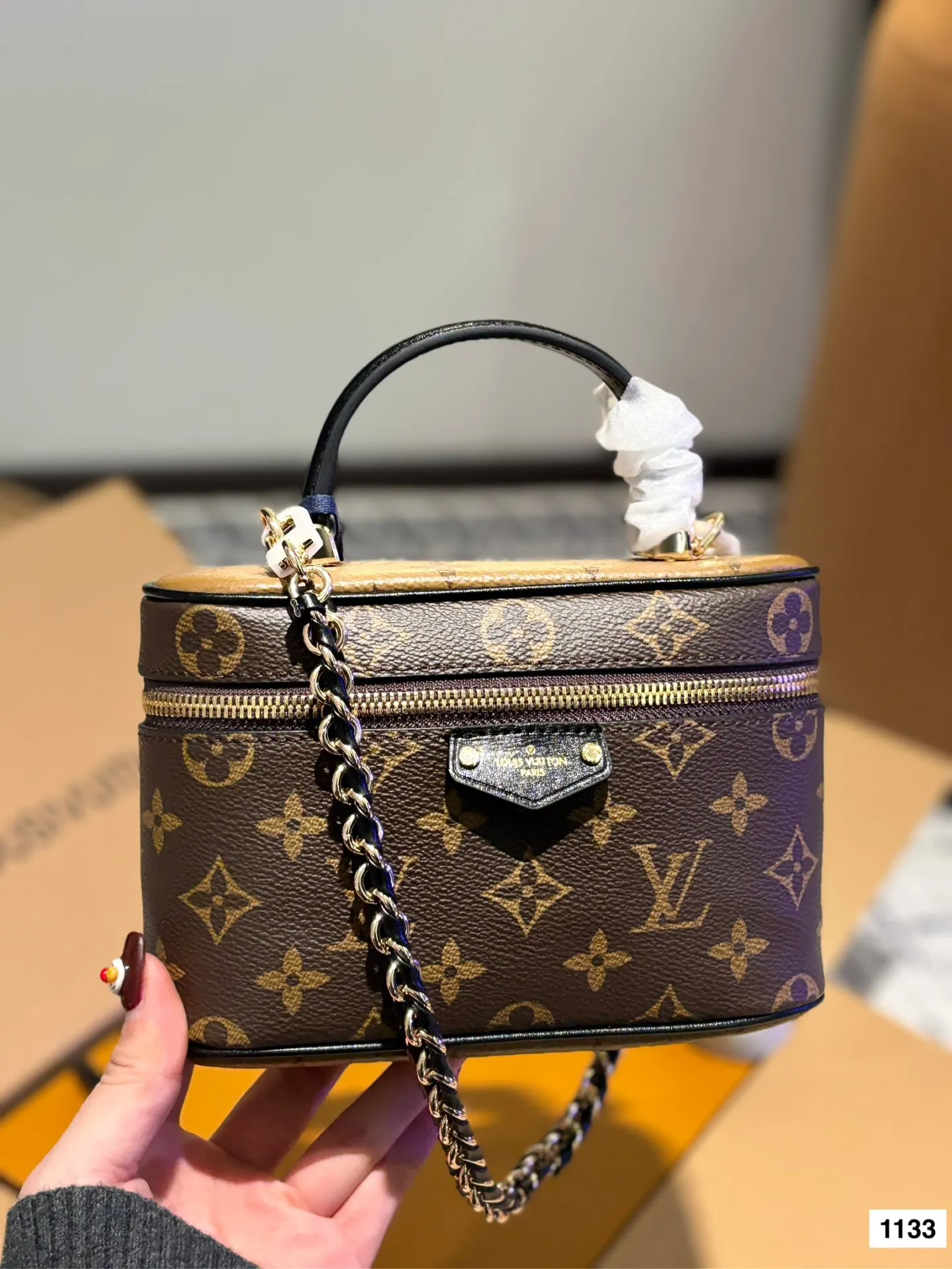 P175 配礼盒🎁复刻版 L家 新品化妆包 真的是太好看了！很小巧精致，放遥遥领先宽度刚刚好，再大一点的手机应该也可以，太适合春夏了！老花搭什么衣服都好看！好看好看好看！喜欢的姐妹真的不用迟疑 尺寸19*12c