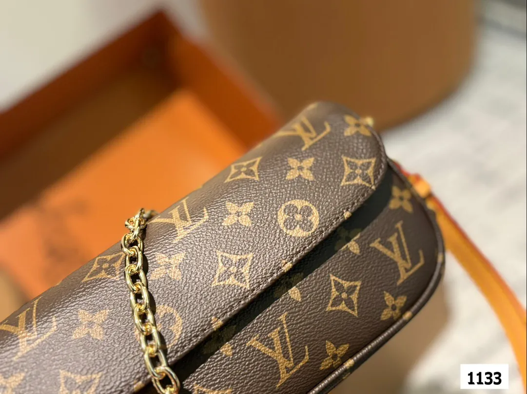 P145 配盒 size：22*12cm L家 新晋爆款ivy woc 这个版本很难得哦！抓紧抓紧！ 出道即巅峰 双链条设计的麻将包 可斜挎可单肩可手提 内置卡槽 可爱好用！