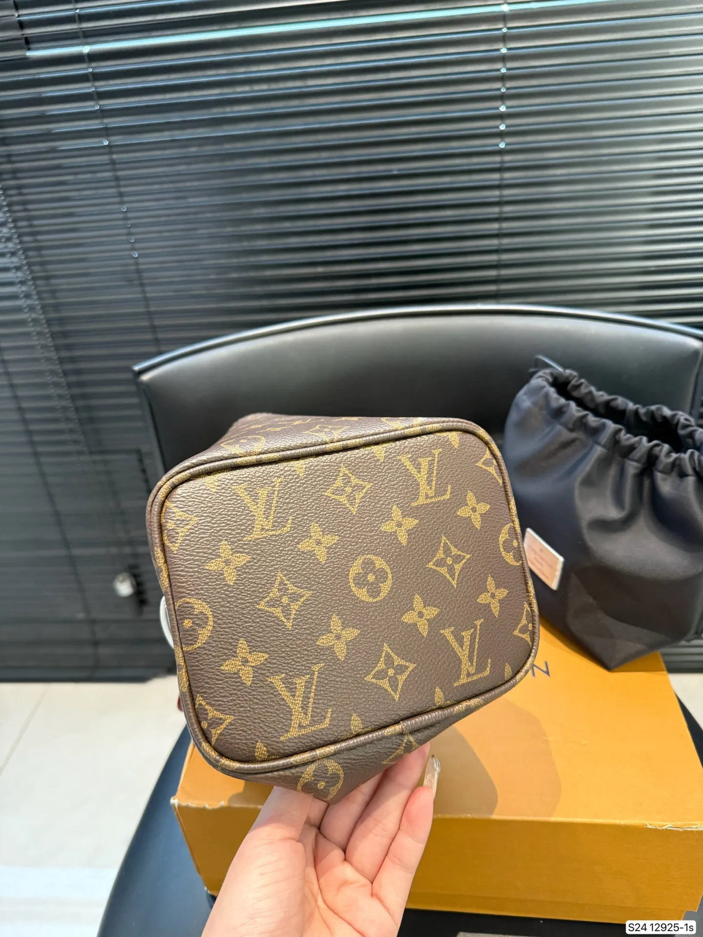 P170 配折叠盒飞机盒 盲猜这次LV上新黑马是ALL IN BB Lv水桶 LV尤物! 尺寸:16 18 货号12925-1
